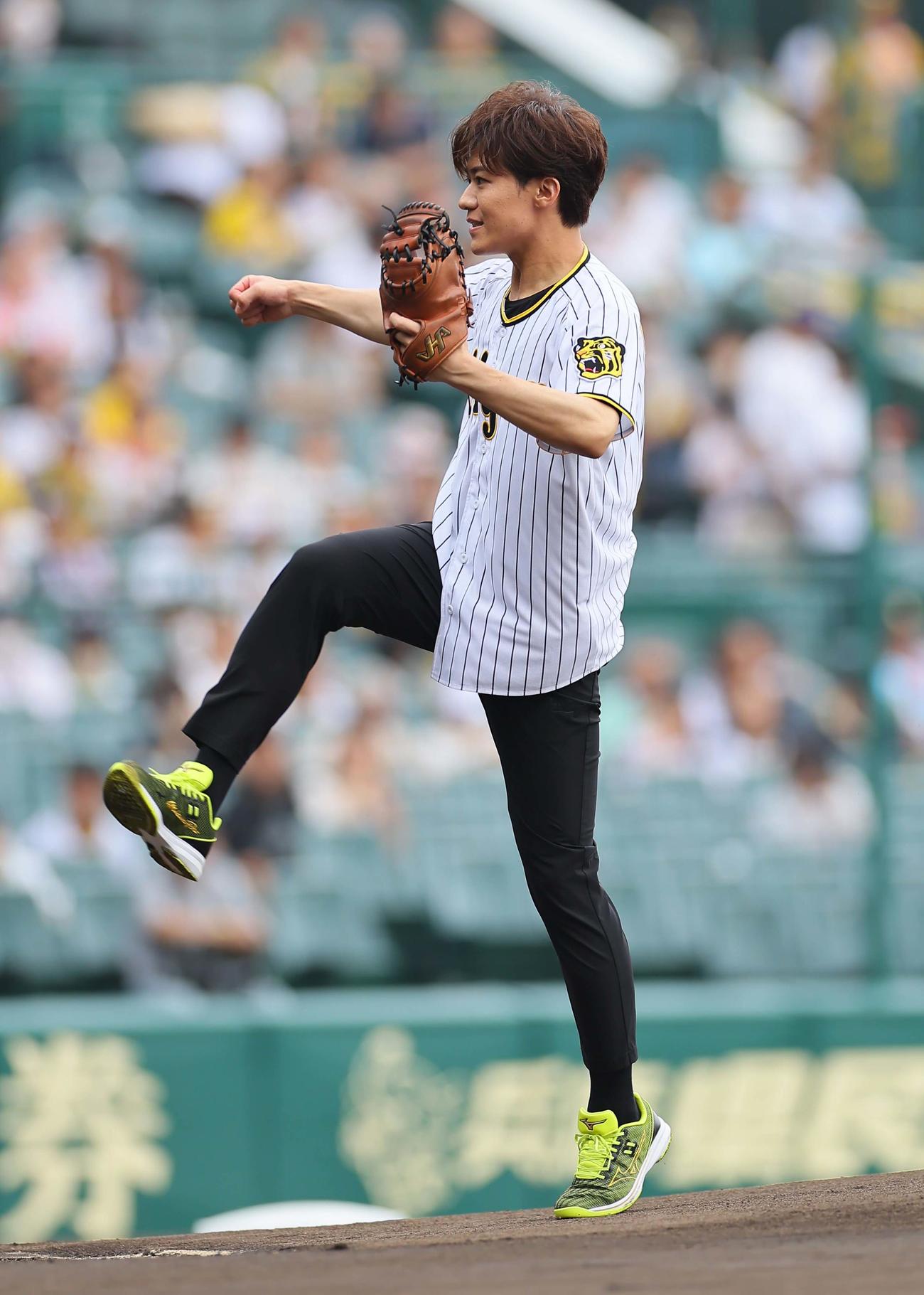 阪神対ヤクルト　ファーストピッチセレモニーで登板する新浜レオン（撮影・上田博志）