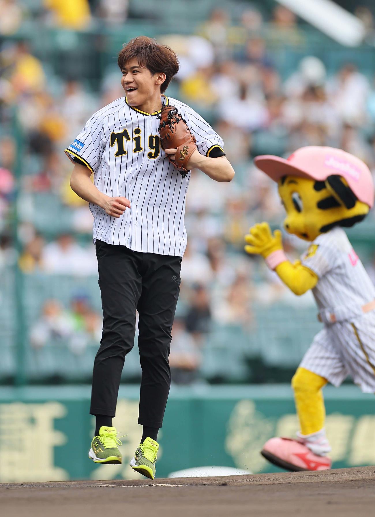 阪神対ヤクルト　ファーストピッチセレモニーで登板する新浜レオン（撮影・上田博志）