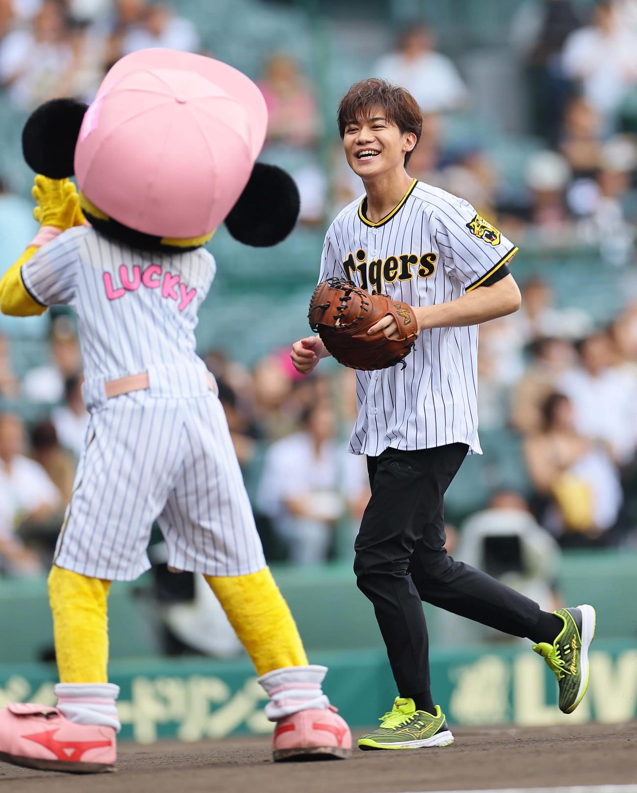 阪神対ヤクルト　ファーストピッチセレモニーで登板する新浜レオン（撮影・上田博志）