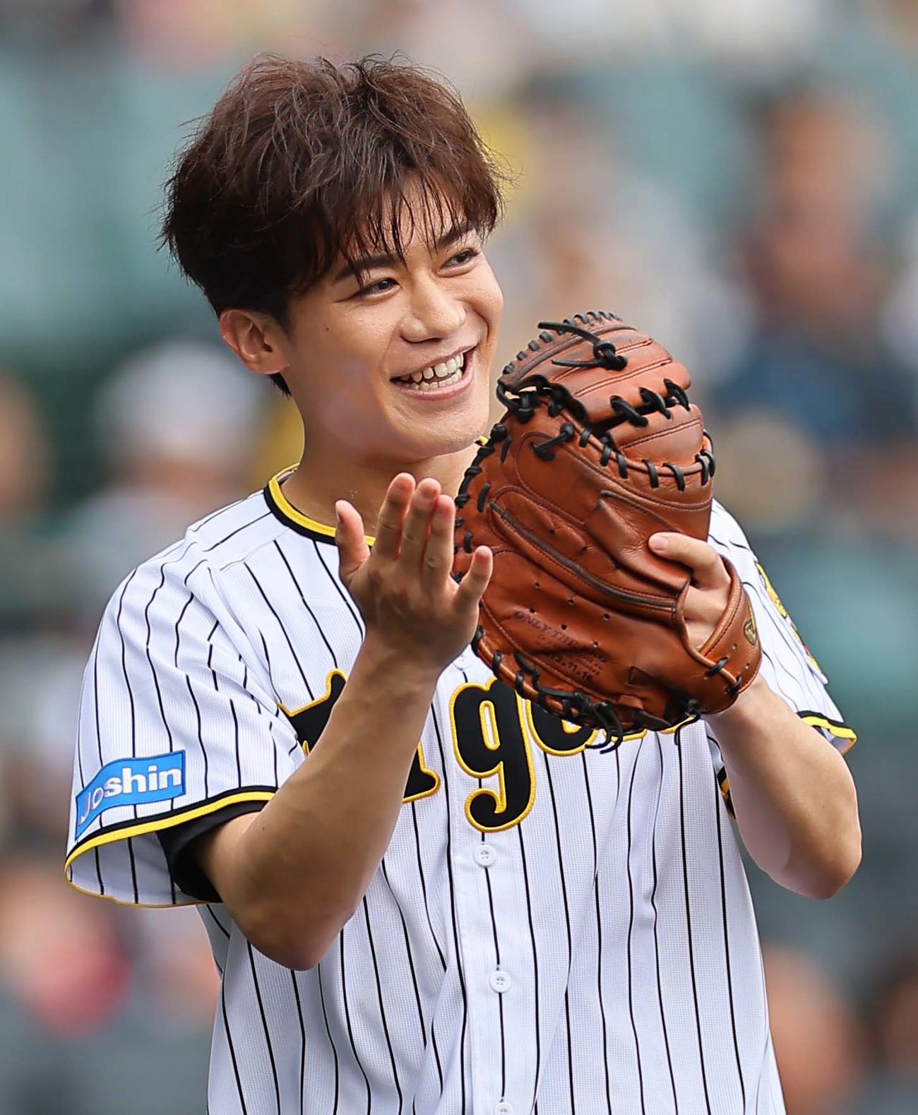 阪神対ヤクルト　ファーストピッチセレモニーで登板し笑顔を見せる新浜レオン（撮影・上田博志）