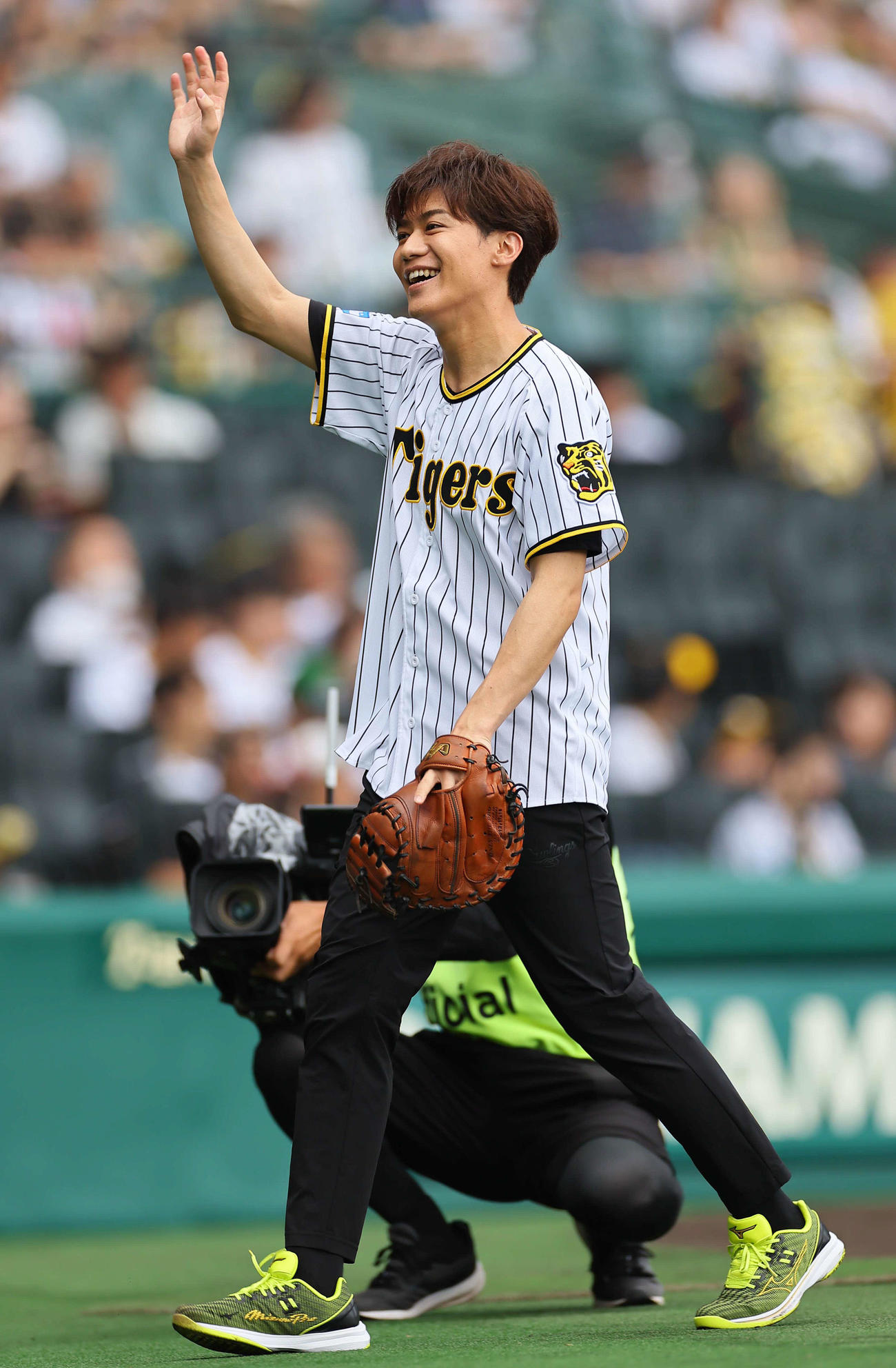 阪神対ヤクルト　ファーストピッチセレモニーで登板し笑顔を見せる新浜レオン（撮影・上田博志）