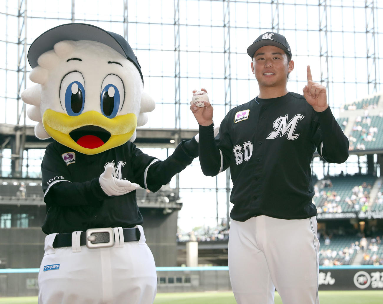 日本ハム対ロッテ　プロ初セーブを挙げマーくんと記念撮影をするロッテ横山（撮影・佐藤翔太）
