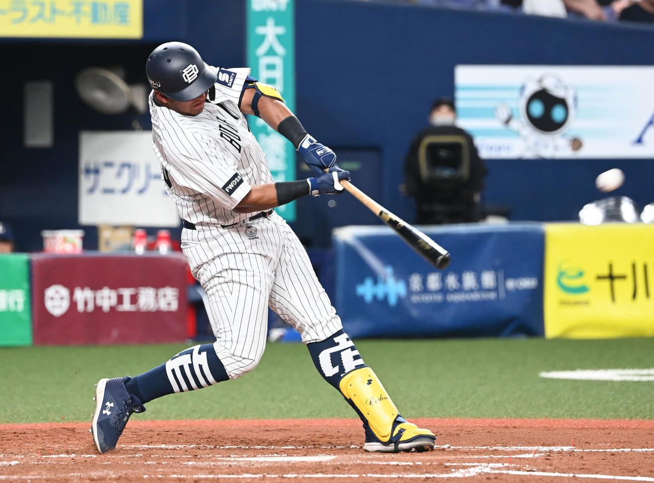 オリックス対西武　3回裏オリックス1死一、三塁、左中間に3点本塁打を放つセデーニョ（撮影・和賀正仁）
