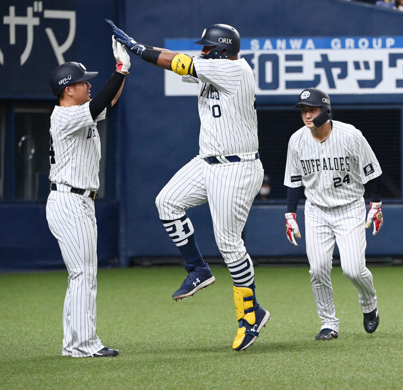 オリックス対西武　3回裏オリックス1死一、三塁、左中間に3点本塁打を放ち生還するセデーニョ（撮影・和賀正仁）