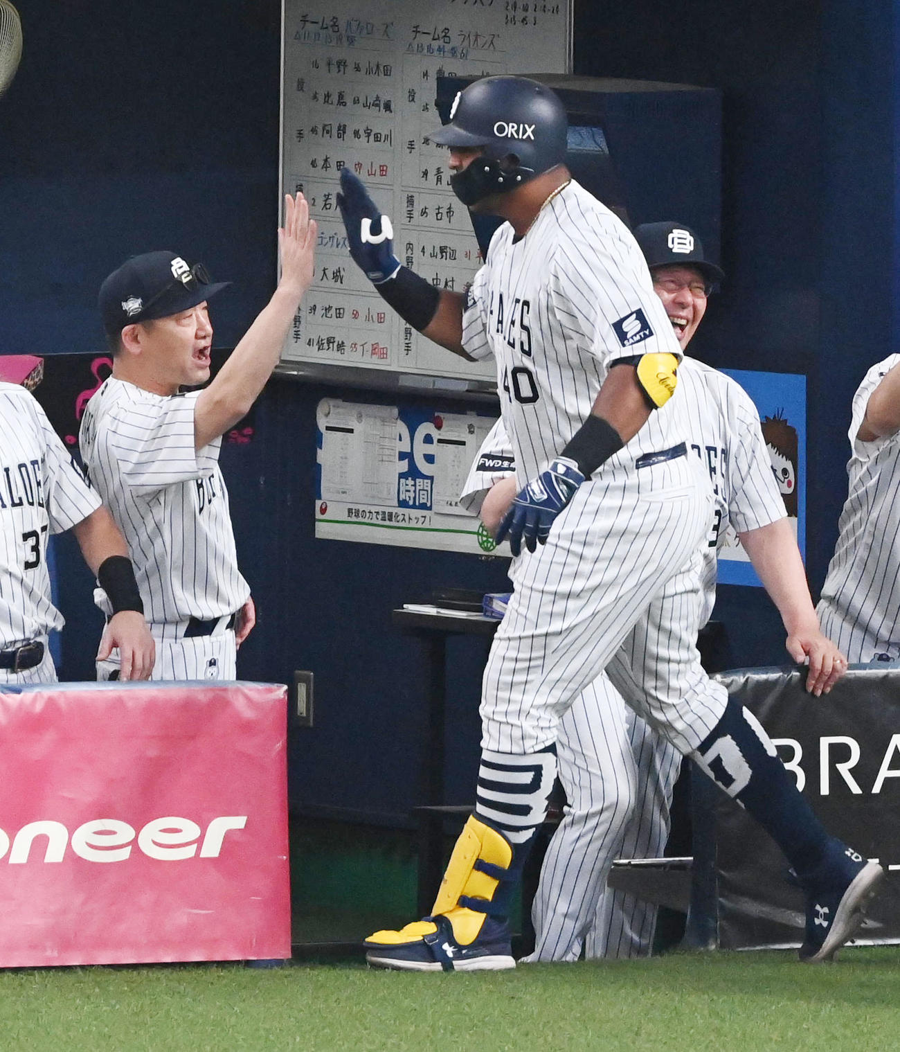 オリックス対西武　3回裏オリックス1死一、三塁、中嶋監督（左）は3点本塁打を放ったセデーニョを迎える（撮影・前岡正明）