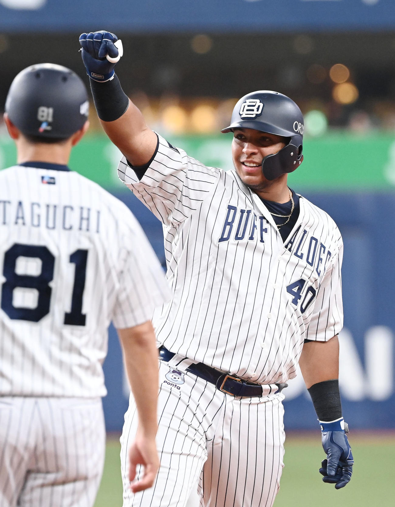 オリックス対西武　6回裏オリックス2死満塁、中前に2点適時打を放ったセデーニョはガッツポーズ（撮影・和賀正仁）