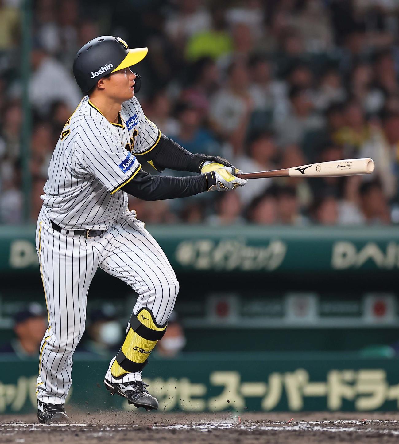 阪神対ヤクルト　8回裏阪神無死、森下は左中間へ先制本塁打を放つ（撮影・上田博志）