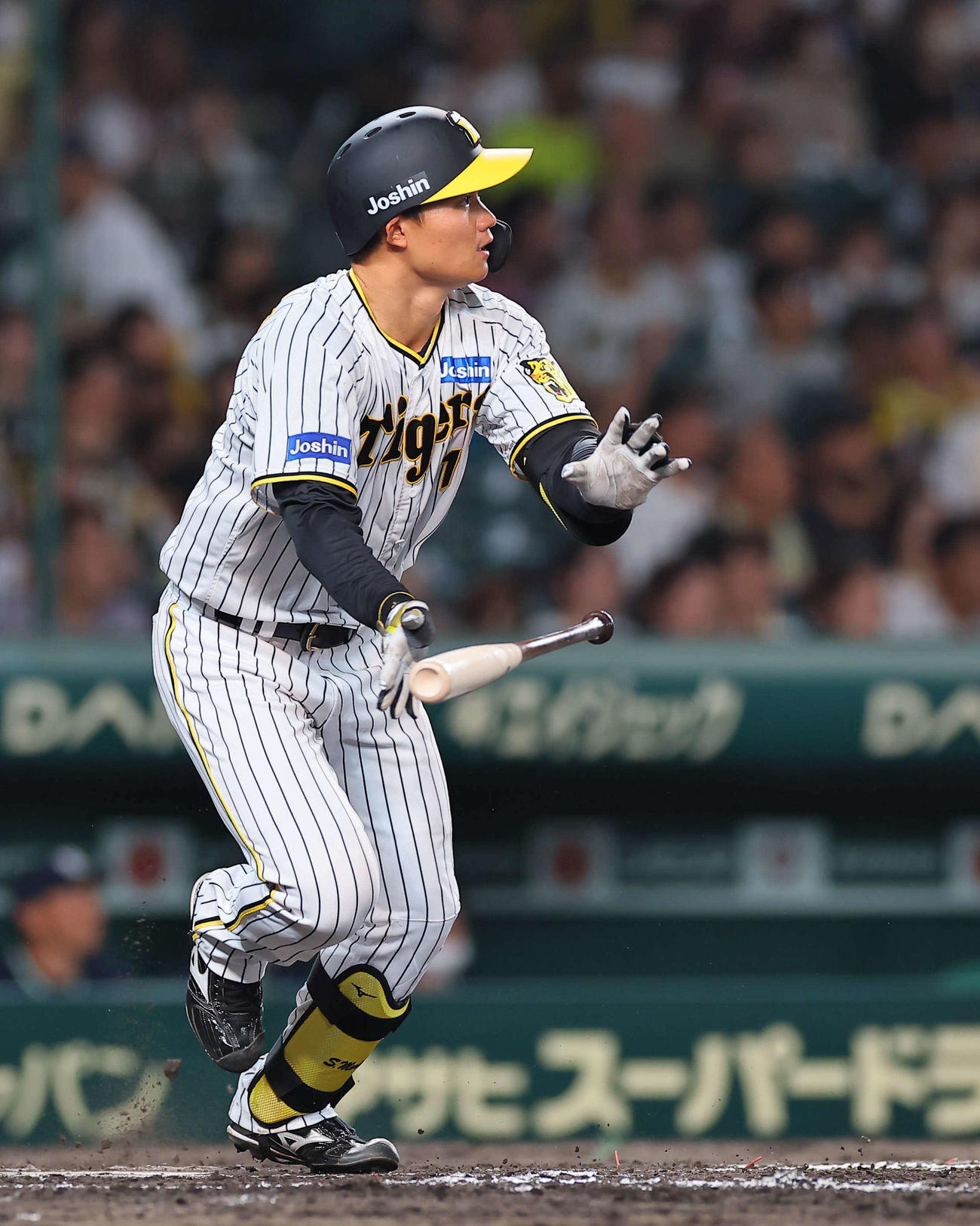 阪神対ヤクルト　8回裏阪神無死、森下は左中間へ先制本塁打を放つ（撮影・上田博志）