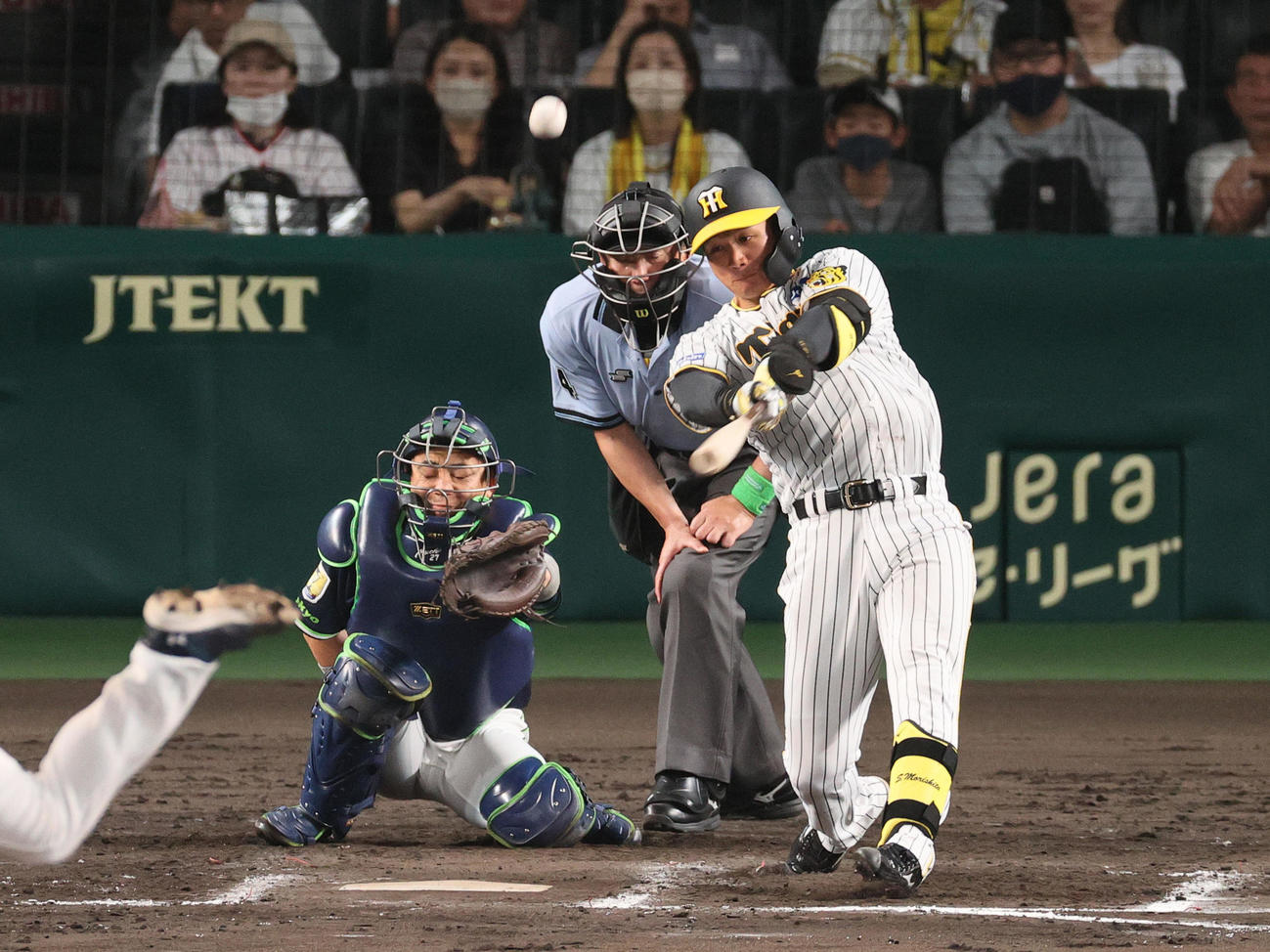 阪神対ヤクルト　8回裏阪神無死、森下は先制の左中間越えソロ本塁打を放つ（撮影・上山淳一）
