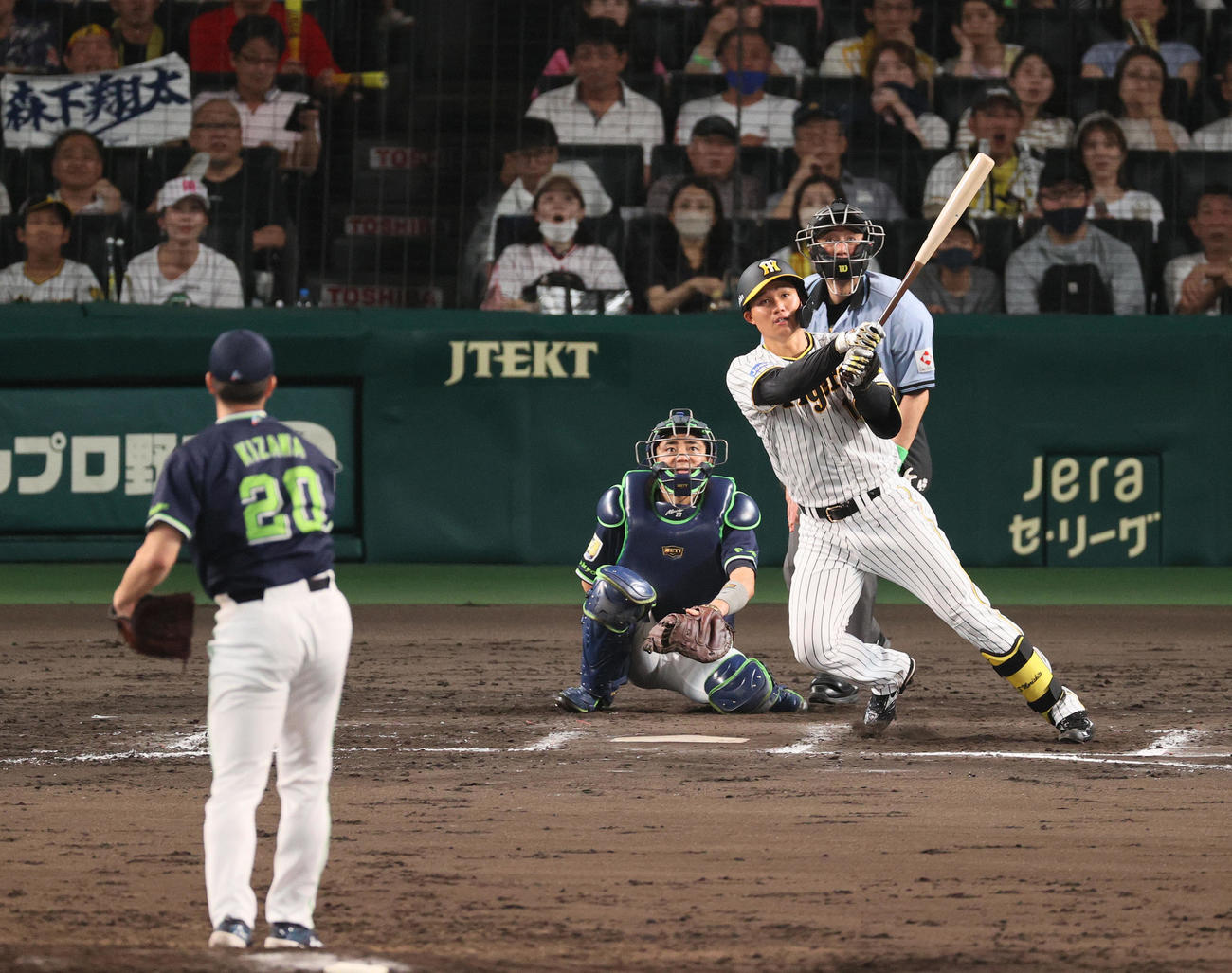阪神対ヤクルト　8回裏阪神無死、森下は先制の左中間越えソロ本塁打を放つ（撮影・上山淳一）