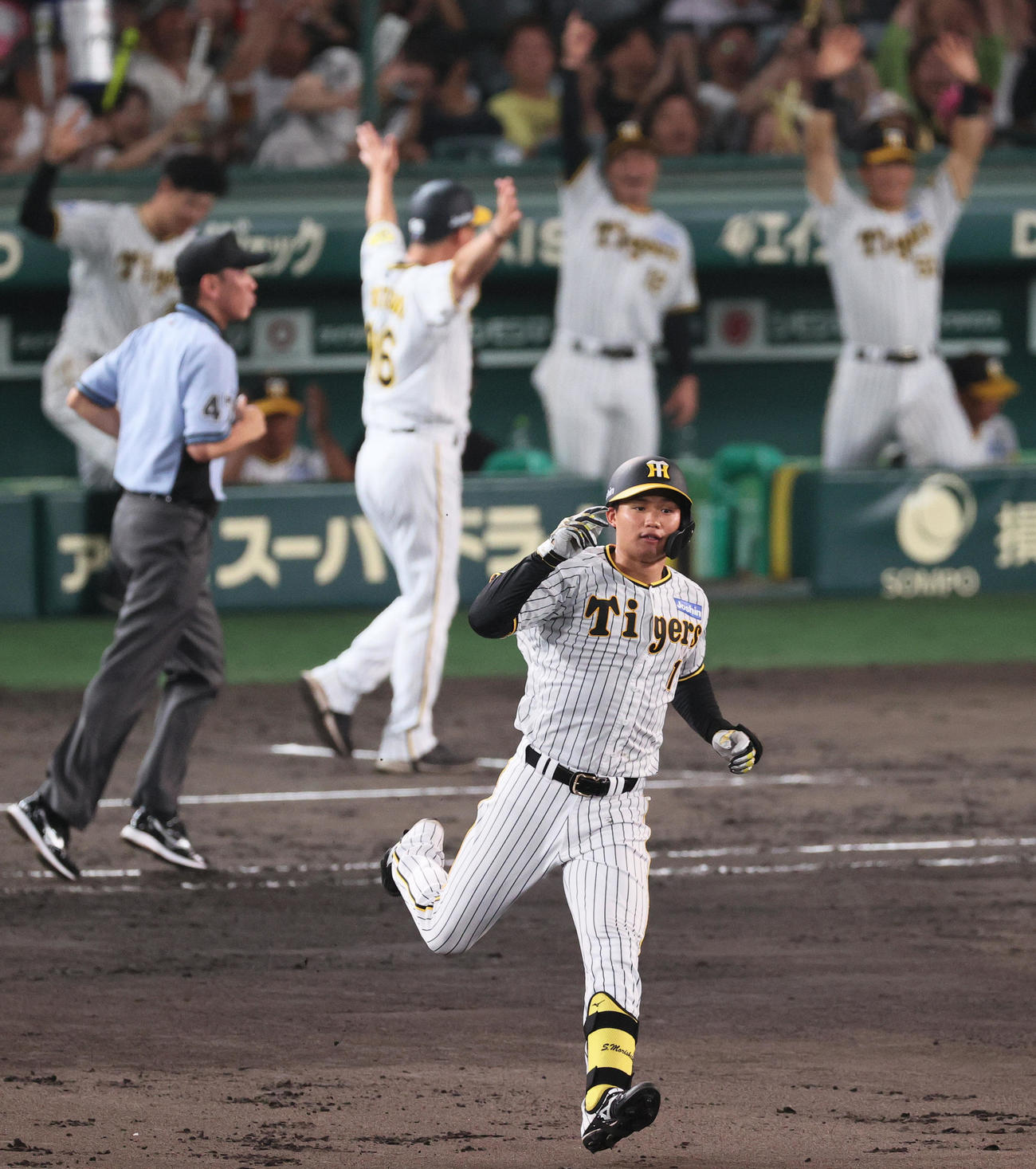 阪神対ヤクルト　8回裏阪神無死、森下（手前）は先制の左中間越えソロ本塁打を放ちダイヤモンドを1周する（撮影・上山淳一）