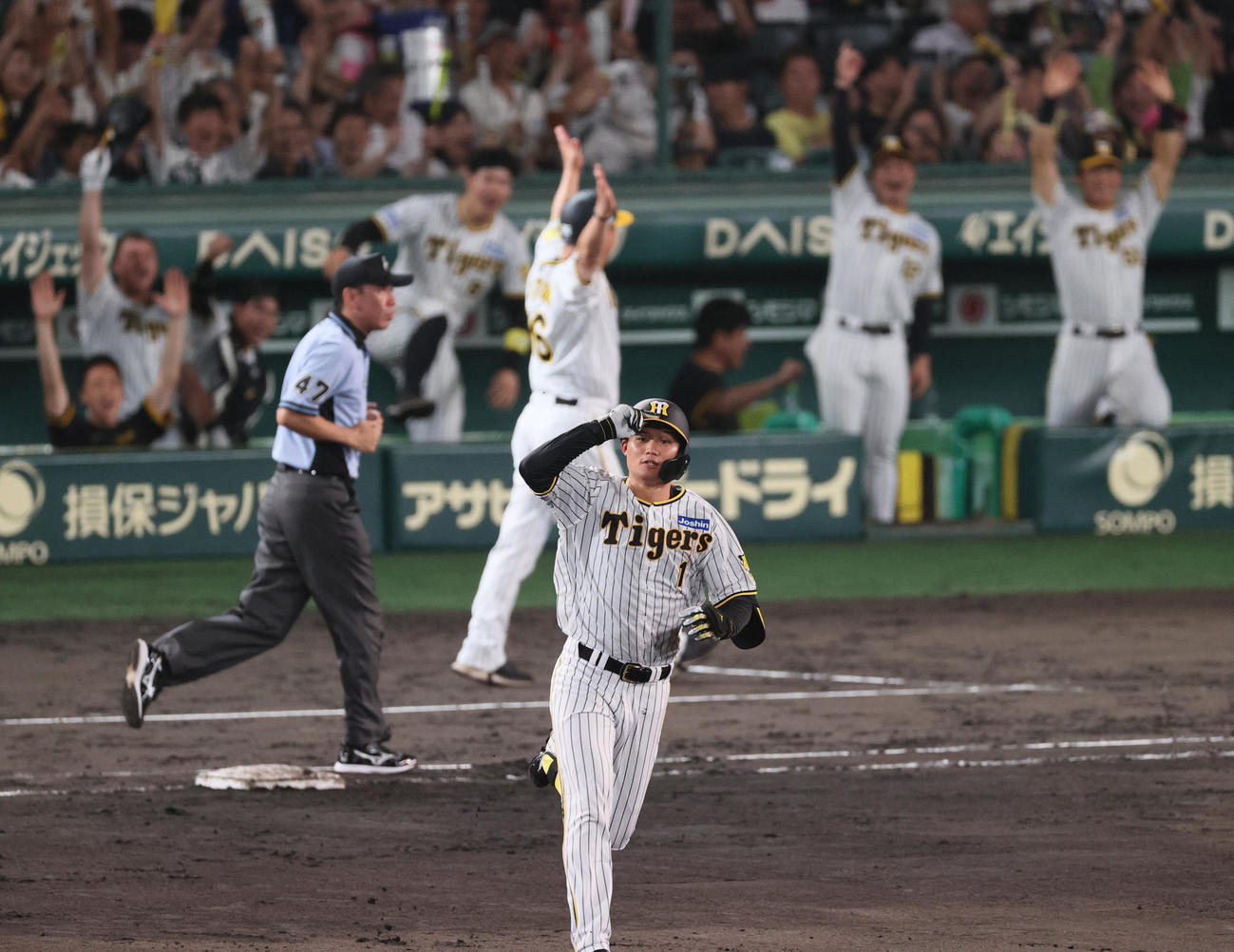 阪神対ヤクルト　8回裏阪神無死、森下（手前）は先制の左中間越えソロ本塁打を放ちダイヤモンドを1周する（撮影・上山淳一）