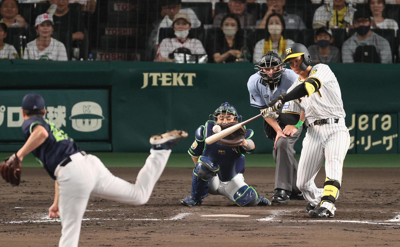 阪神対ヤクルト　8回裏阪神無死、森下は先制の左中間越えソロ本塁打を放つ（撮影・上山淳一）