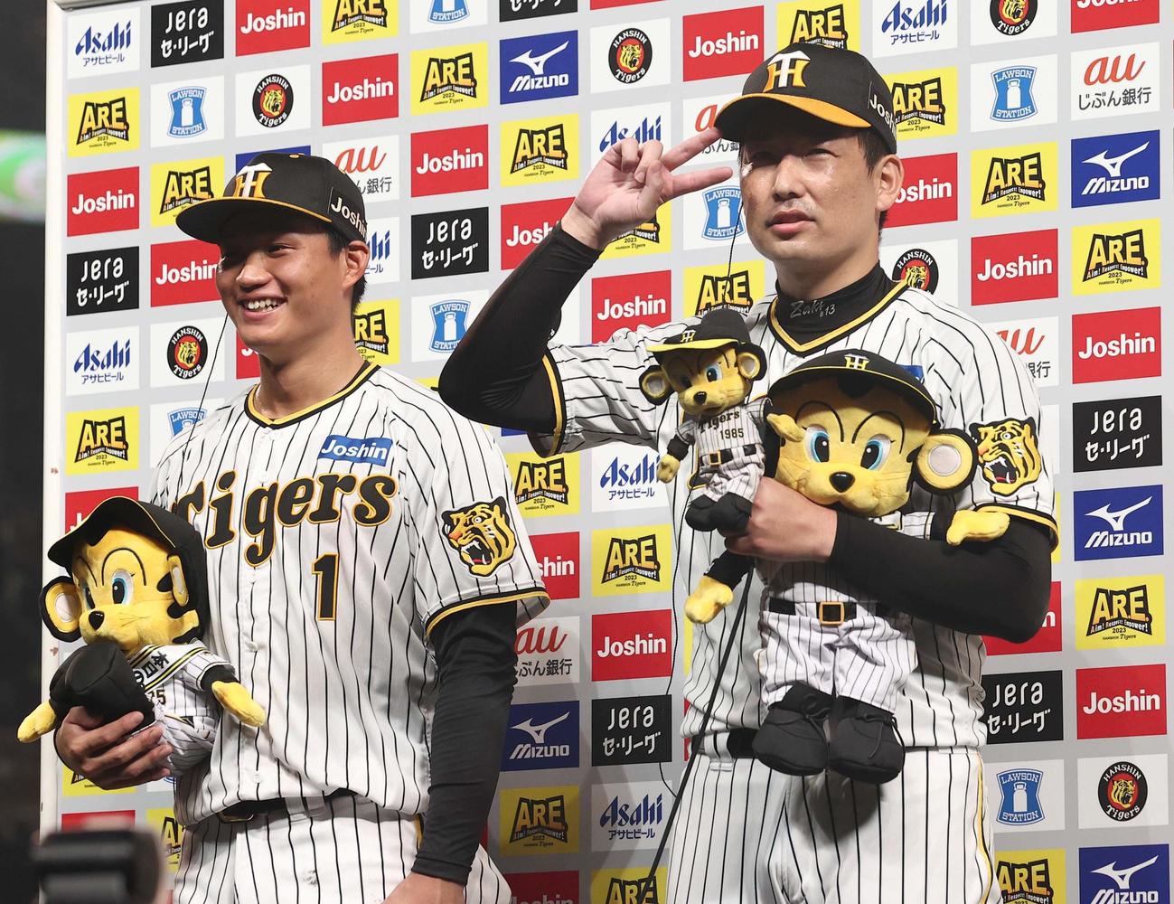 阪神対ヤクルト　岩崎（右）はお立ち台でミエセスのギャルピースを見せる。左はプロ初本塁打を放った森下（撮影・上田博志）