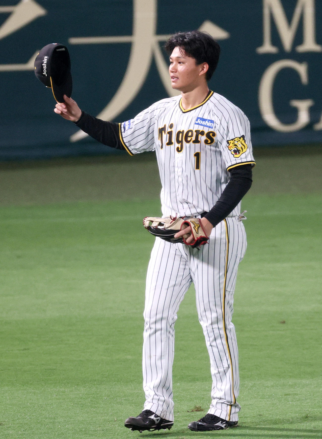 阪神対ヤクルト　8回に左中間越えソロ本塁打を放った森下はファンの歓声に帽子を上げて応える（撮影・上山淳一）