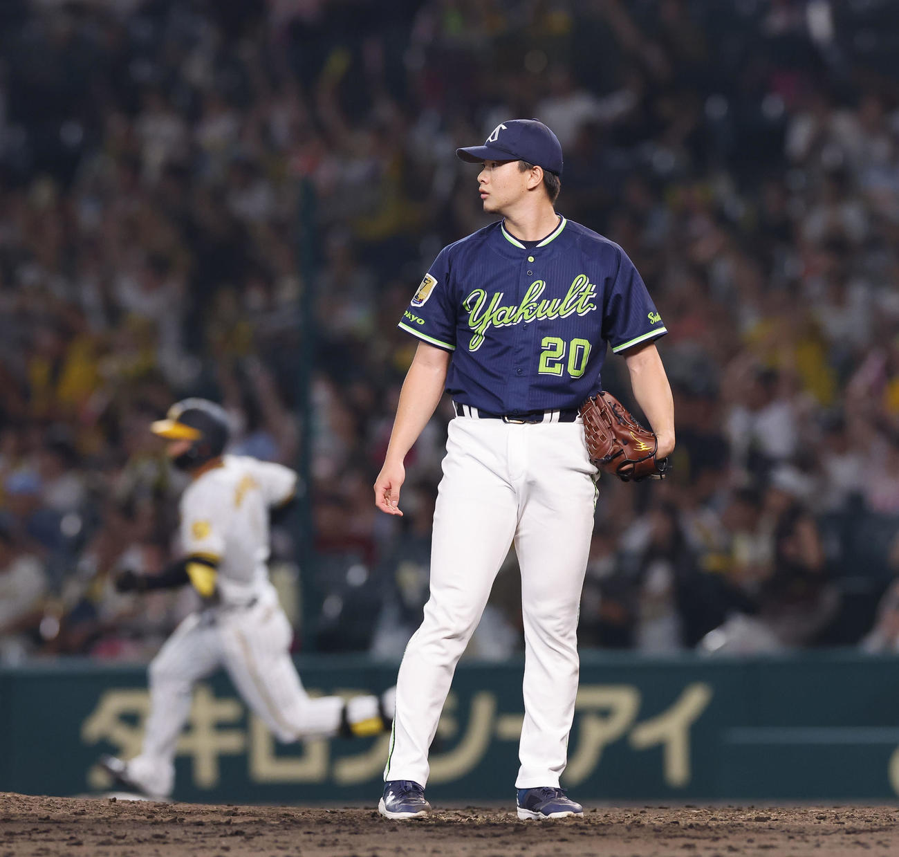 阪神対ヤクルト　8回裏阪神無死、森下（左）に先制本塁打を浴びるヤクルト木沢（撮影・藤尾明華）
