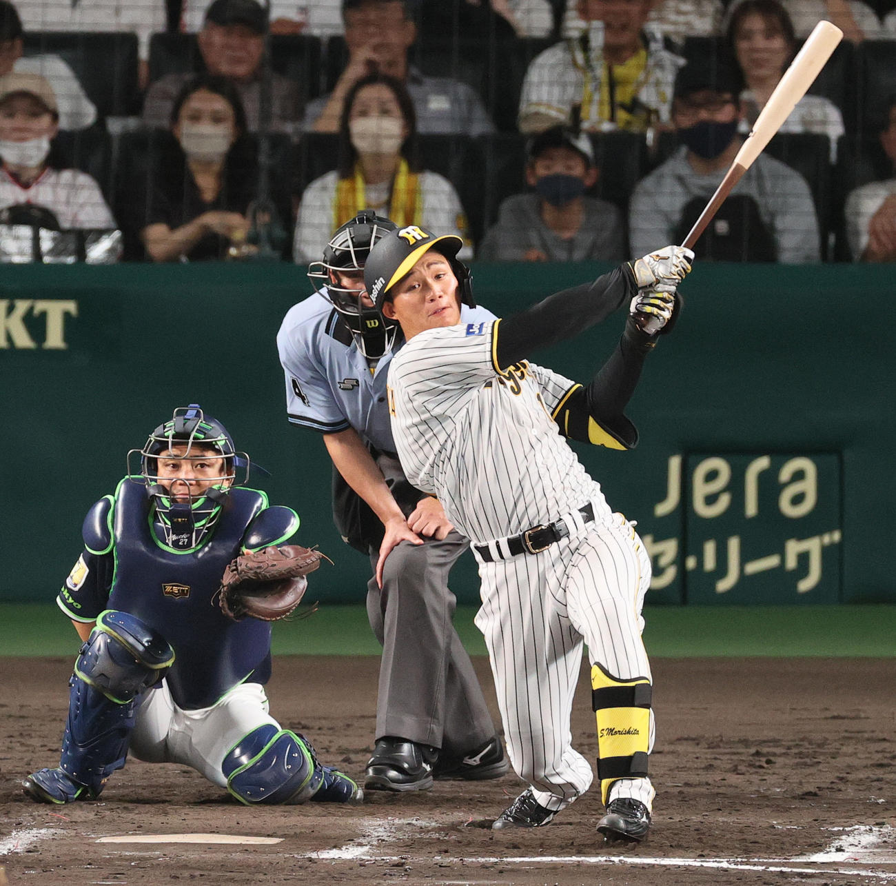 阪神対ヤクルト　8回裏阪神無死、森下は左中間にプロ1号となる先制本塁打を放つ（撮影・上山淳一）