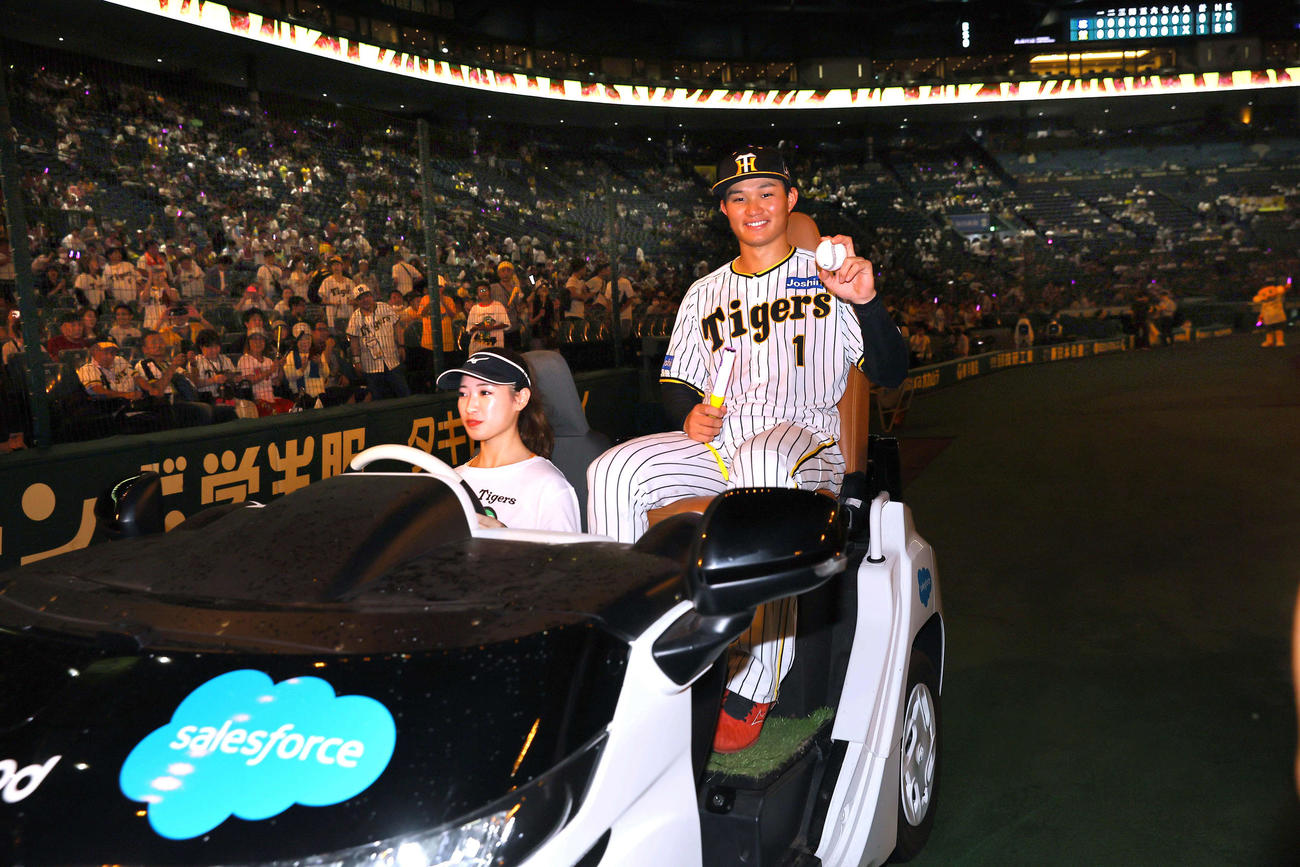 阪神対ヤクルト　プロ初本塁打の記念球を手に場内を1周する森下（撮影・上田博志）