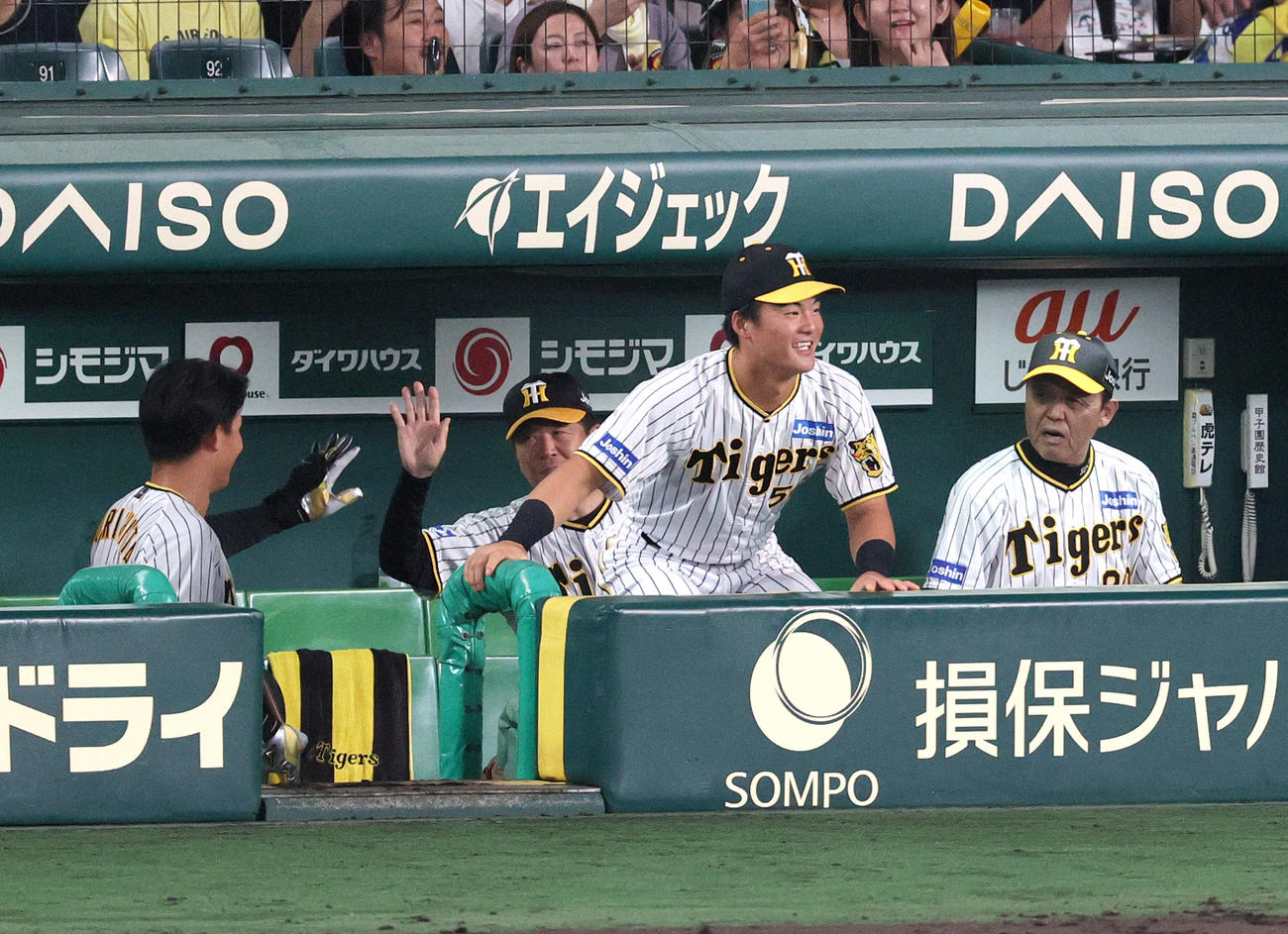 阪神対ヤクルト　8回裏阪神無死、岡田監督（右）らは左中間越えソロ本塁打を放った森下（左）を祝福する（撮影・上山淳一）