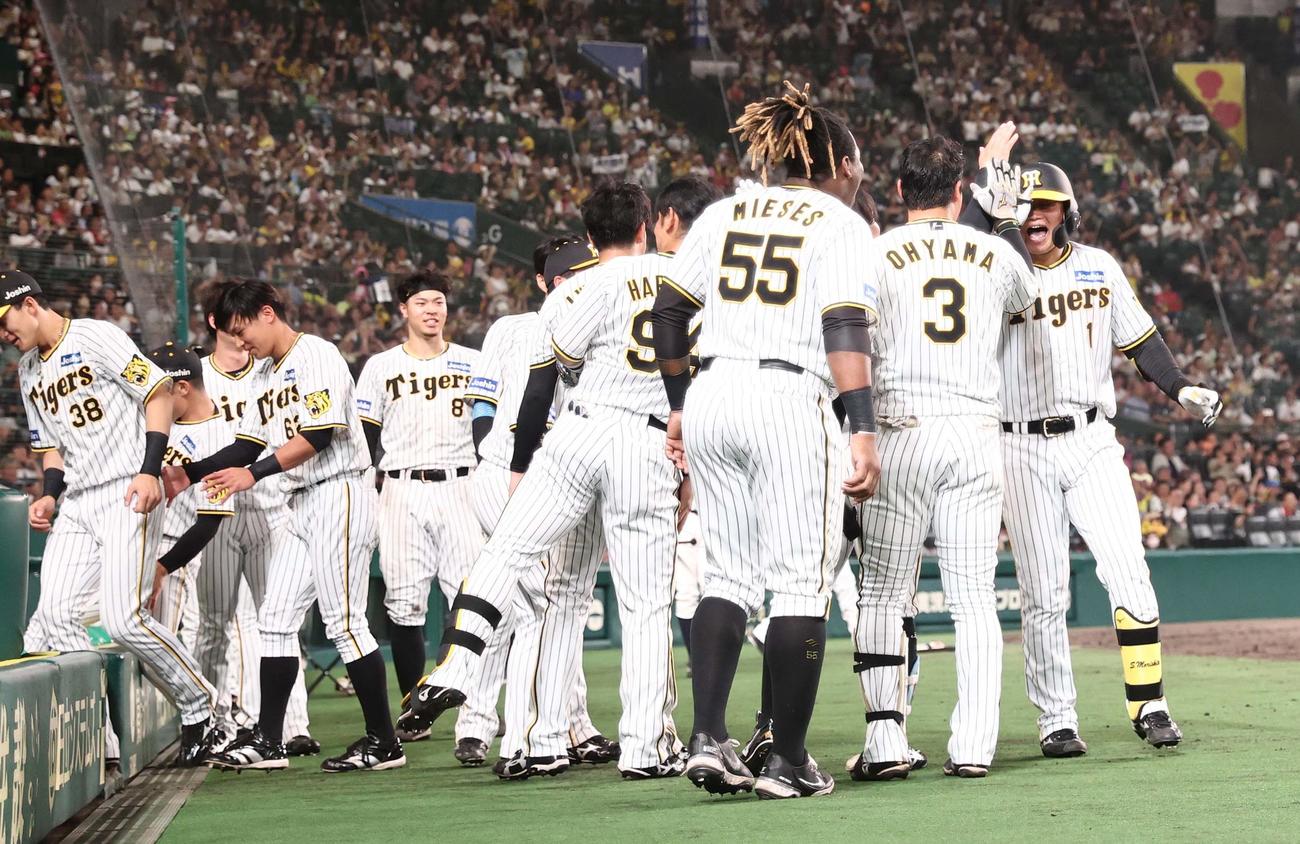 阪神対ヤクルト　8回裏阪神無死、左中間へプロ初本塁打を放った森下はナインの出迎えを受ける（撮影・上田博志）