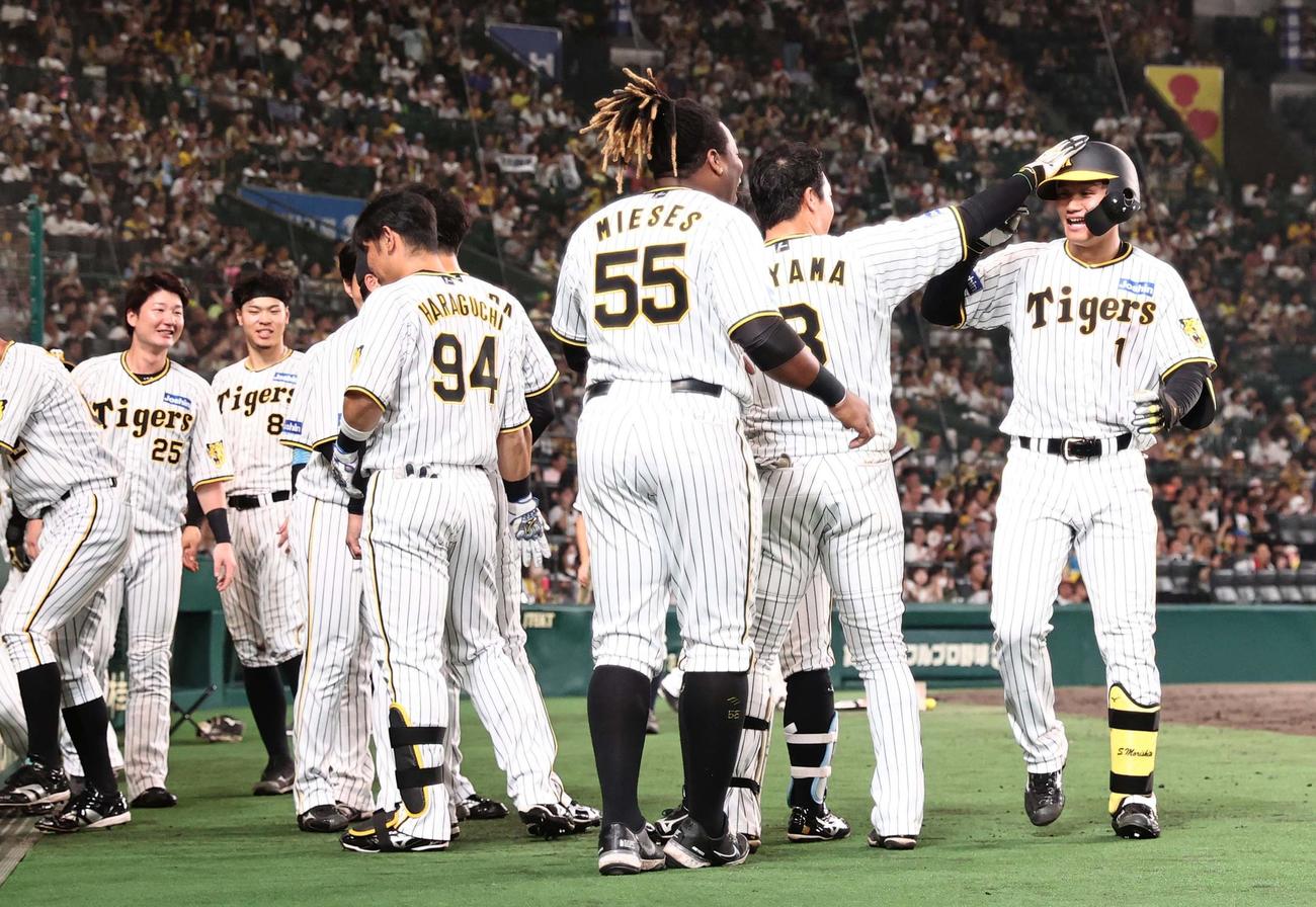 阪神対ヤクルト　8回裏阪神無死、左中間へプロ初本塁打を放った森下はナインの出迎えを受ける（撮影・上田博志）