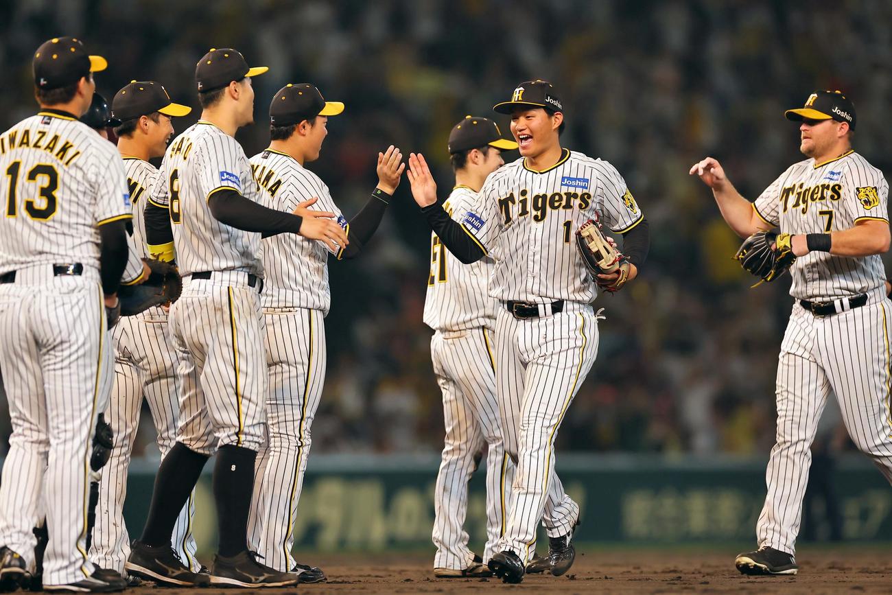 阪神対ヤクルト　森下（右から2人目）は笑顔で勝利のタッチを交わす（撮影・上田博志）