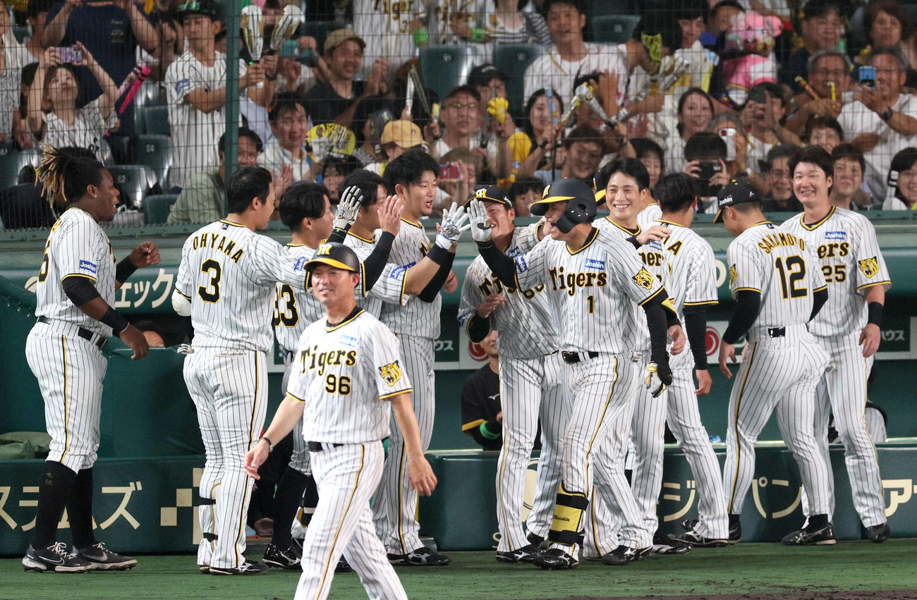 阪神対ヤクルト　8回裏阪神無死、森下はプロ1号となる先制本塁打を放ちナインの祝福を受ける（撮影・上山淳一）