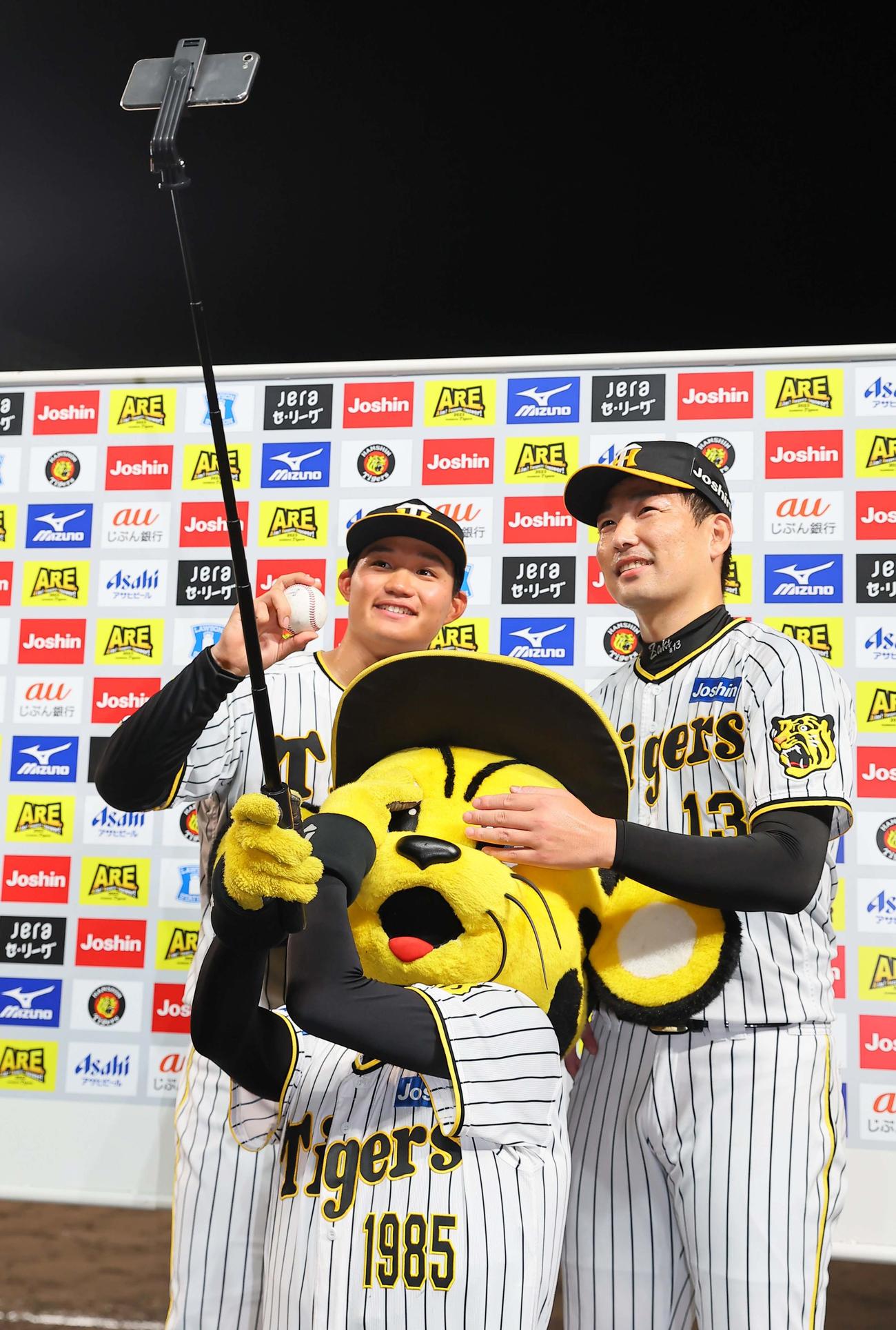 阪神対ヤクルト　トラッキーと記念撮影をするプロ初本塁打を放った森下（左）とセーブをあげた岩崎（撮影・上田博志）