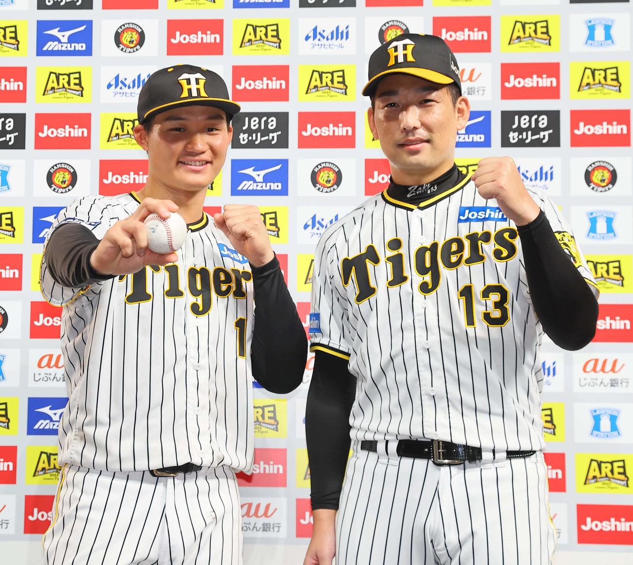阪神対ヤクルト　プロ初本塁打を放った森下（左）は、最後を締めた岩崎と笑顔を見せる（撮影・上田博志）