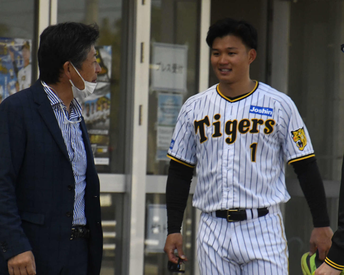 2月1日、具志川野球場に駆けつけた中大・清水監督（左）にあいさつする森下