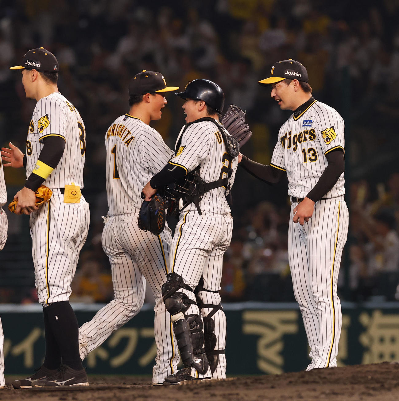 阪神対ヤクルト　ヤクルトに勝利し、森下らとタッチを交わす阪神岩崎（右端）（撮影・藤尾明華）
