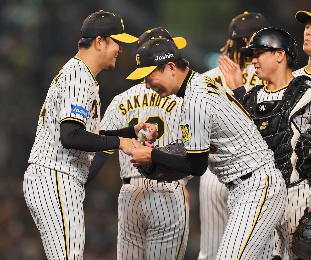 阪神対ヤクルト　岩崎（中央）から勝利球を受け取り笑顔を見せる岩貞（撮影・上田博志）
