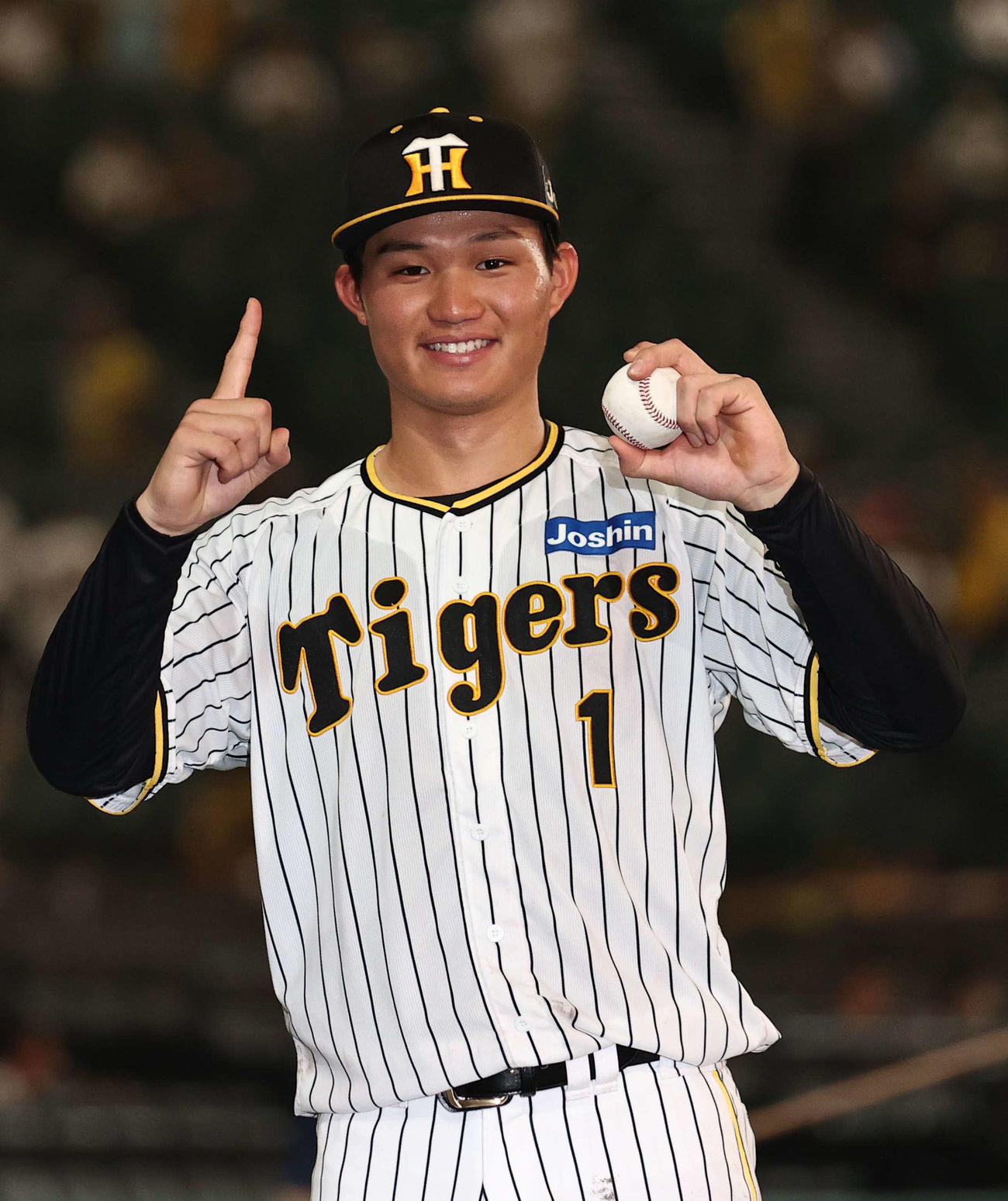 阪神対ヤクルト　プロ初本塁打の記念球を手に笑顔を見せる森下（撮影・上田博志）