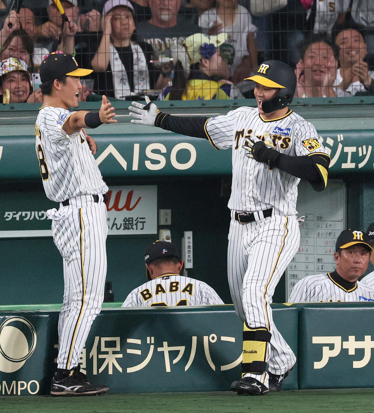 阪神対ヤクルト　8回裏阪神無死、森下（手前左）はプロ1号先制本塁打を放ち、ベンチ前で前川とパフォーマンス（撮影・上山淳一）