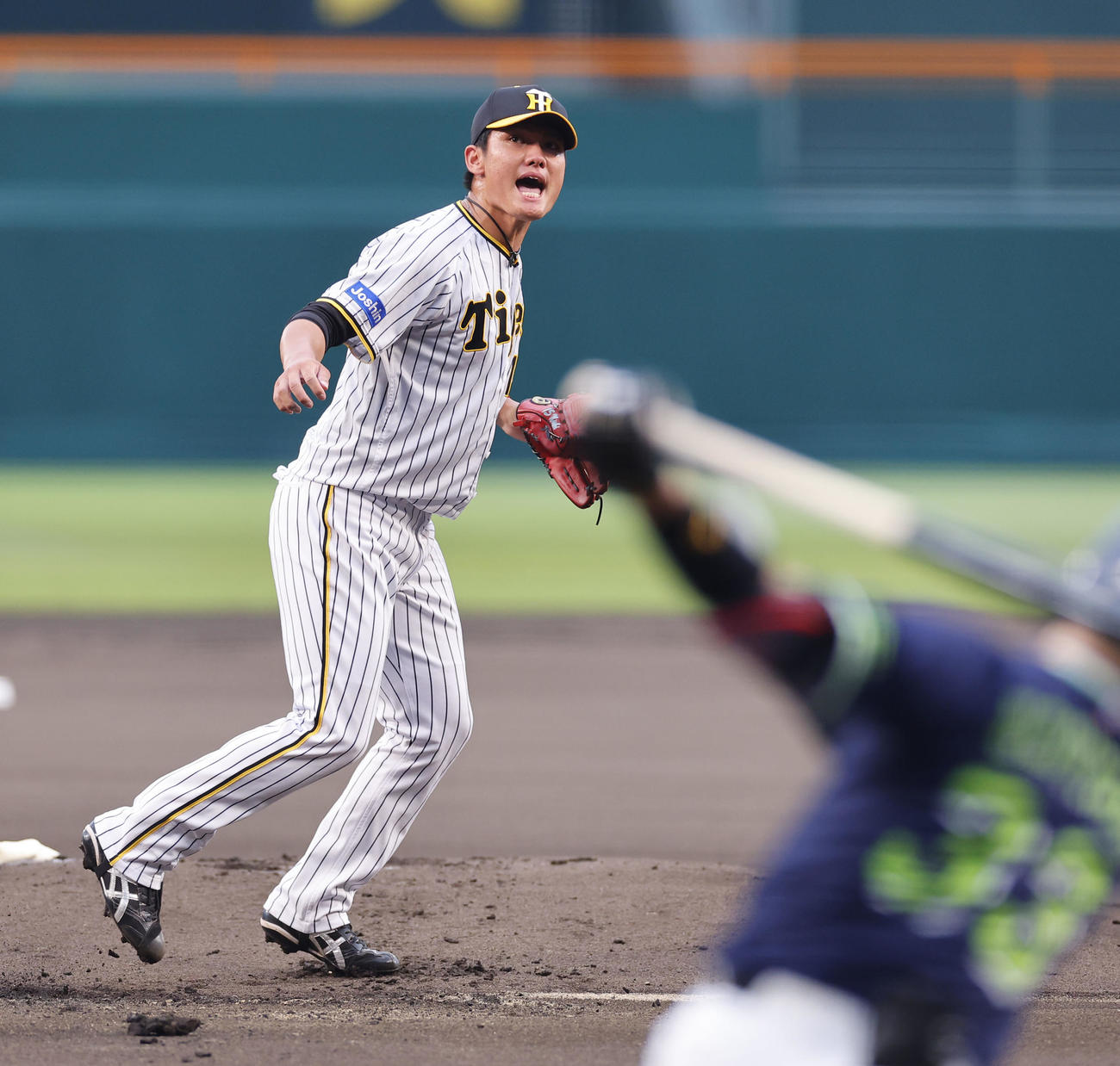 阪神対ヤクルト　1回表ヤクルト1死、内山を空振り三振に仕留め雄たけびを上げる阪神西純（撮影・藤尾明華）