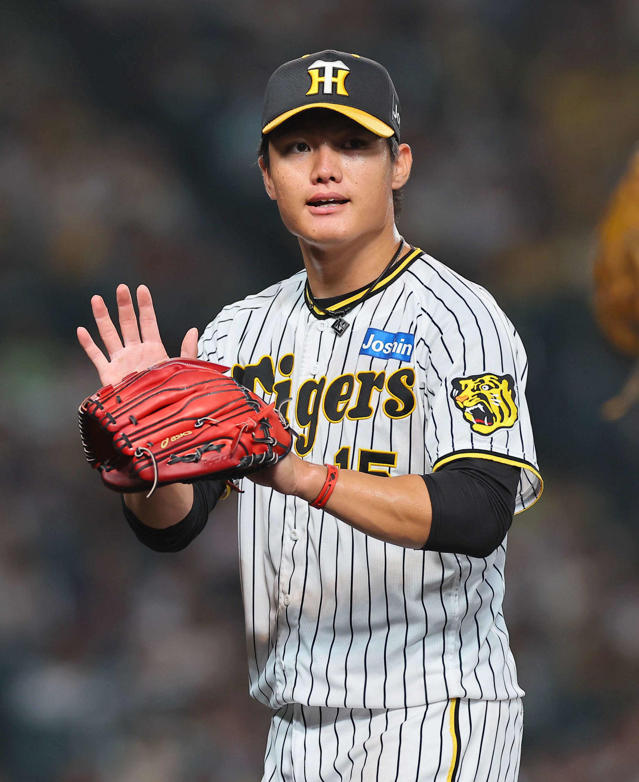 阪神対ヤクルト　ヤクルト打線を5回無失点に抑えた西純はグラブを叩きながらベンチに引き揚げる（撮影・上田博志）