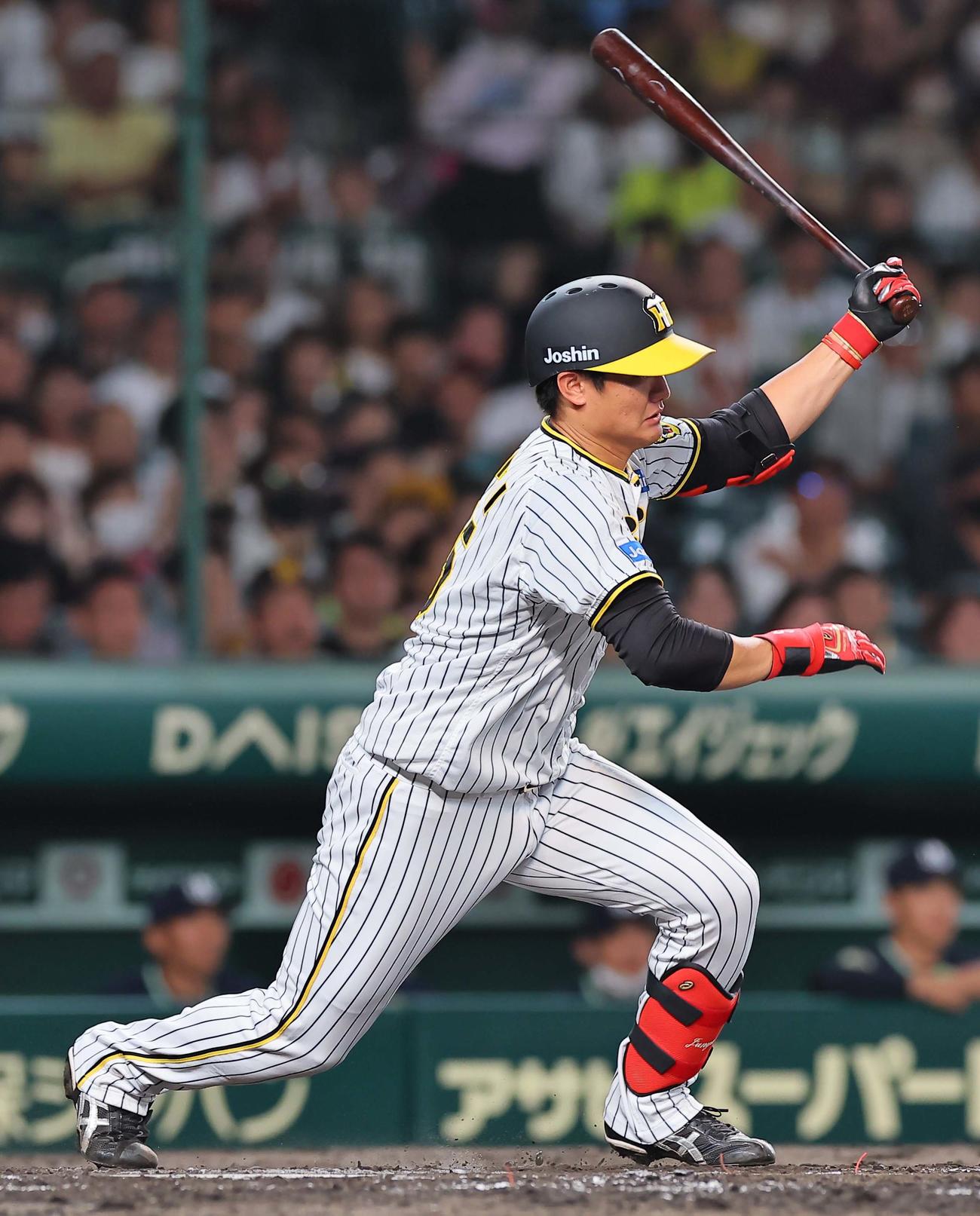 阪神対ヤクルト　5回裏阪神2死二塁、西純は左前打を放つ（撮影・上田博志）