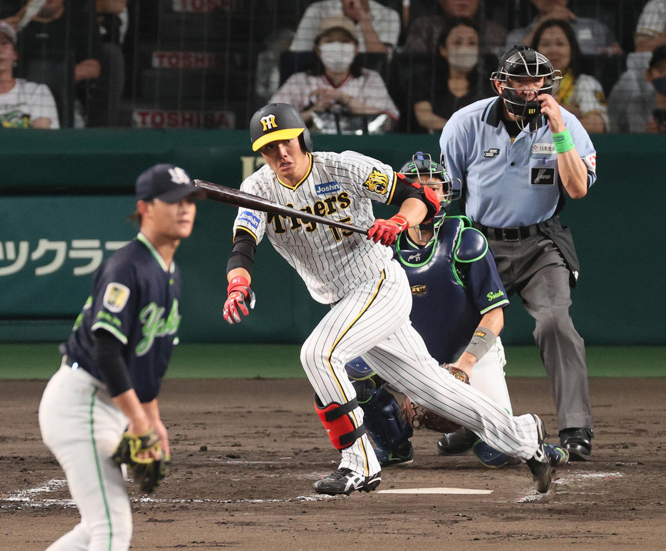 阪神対ヤクルト　5回裏阪神2死二塁、西純は左前打を放つ。投手高橋（撮影・上山淳一）