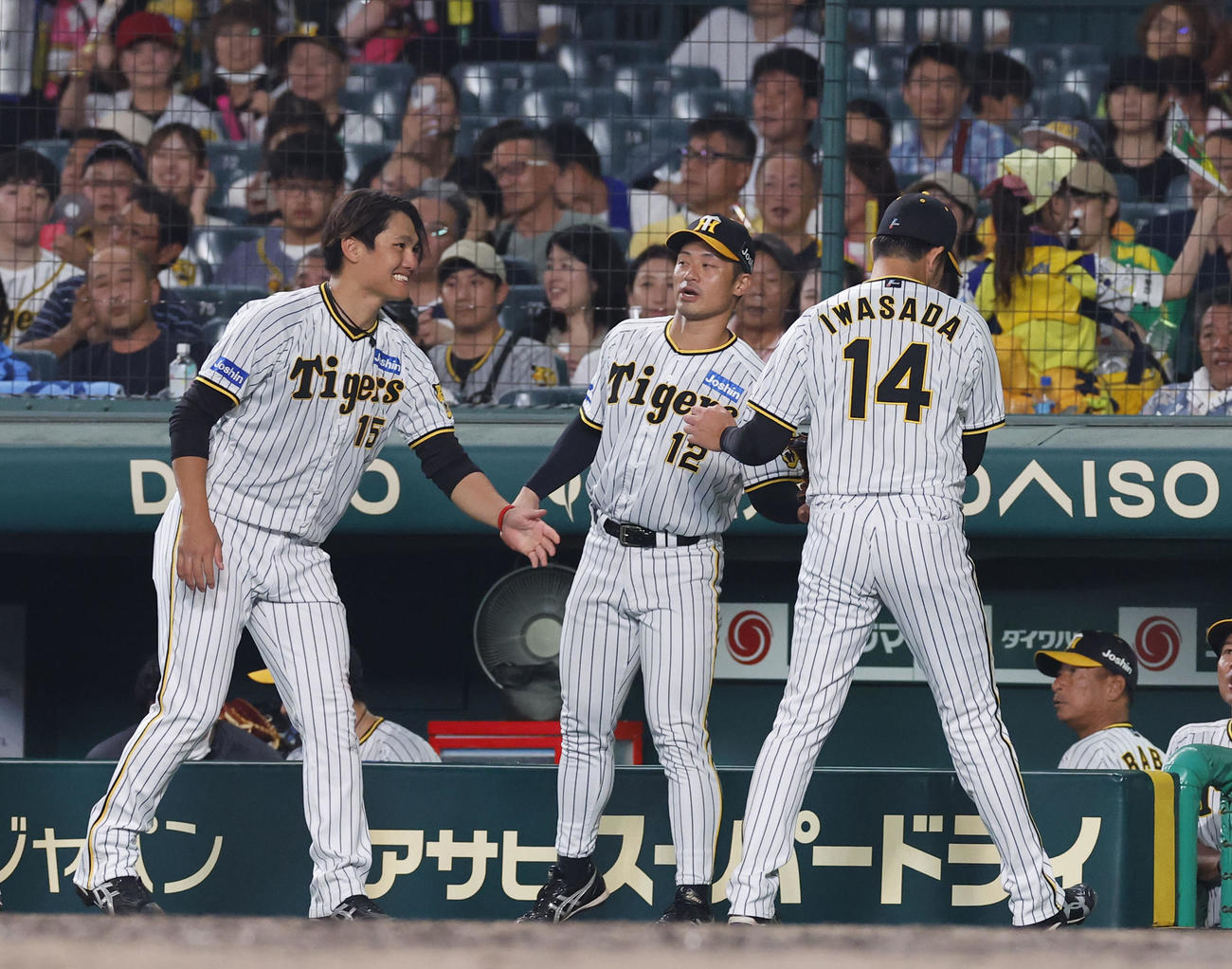阪神対ヤクルト　8回表を終え岩貞（右）を迎える阪神西純（左）（撮影・藤尾明華）