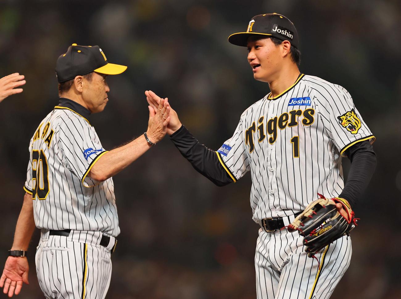 阪神対ヤクルト　ヤクルトに勝利し岡田監督（左）とハイタッチする森下（撮影・上田博志）