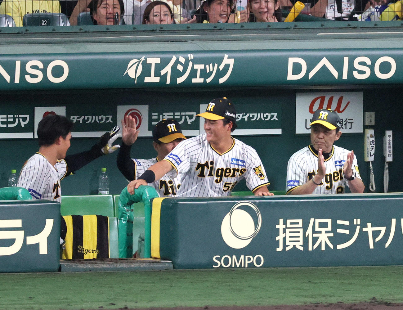 阪神対ヤクルト　8回裏阪神無死、岡田監督（右）らは左中間越えソロ本塁打を放った森下（左）を祝福する（撮影・上山淳一）