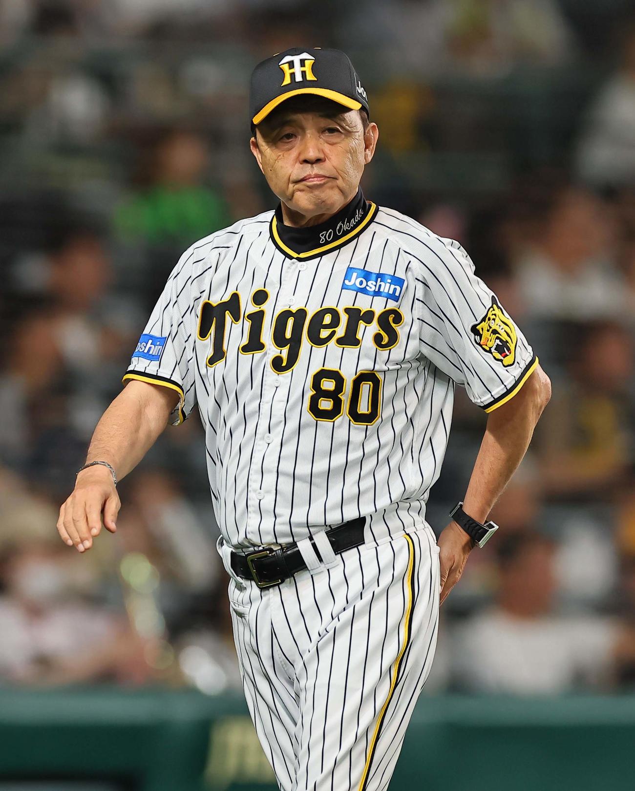 阪神対ヤクルト　選手交代を告げる岡田監督（撮影・上田博志）