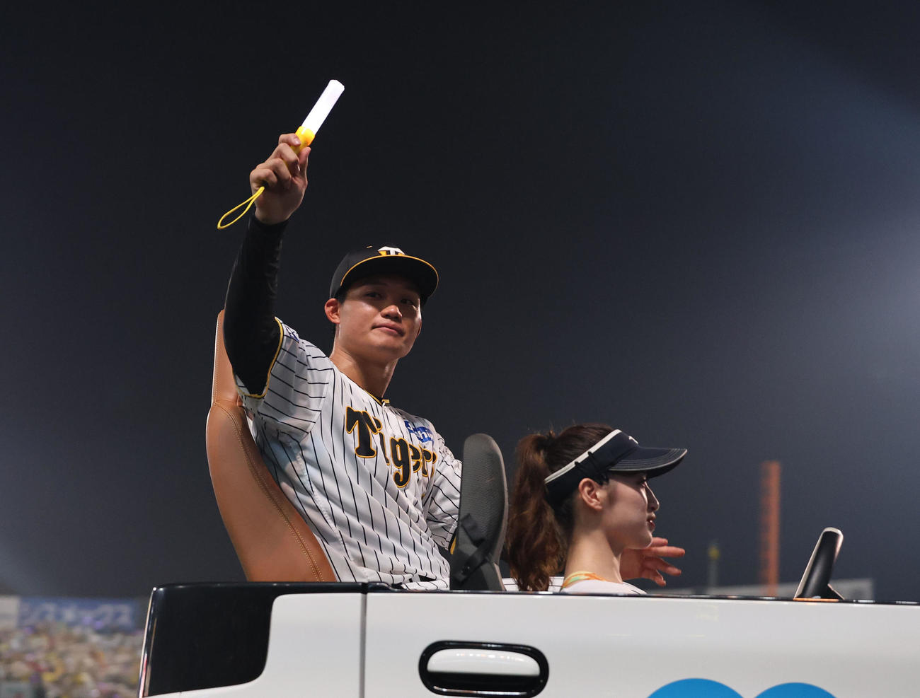 阪神対ヤクルト　ファンに手を振る阪神森下（撮影・藤尾明華）