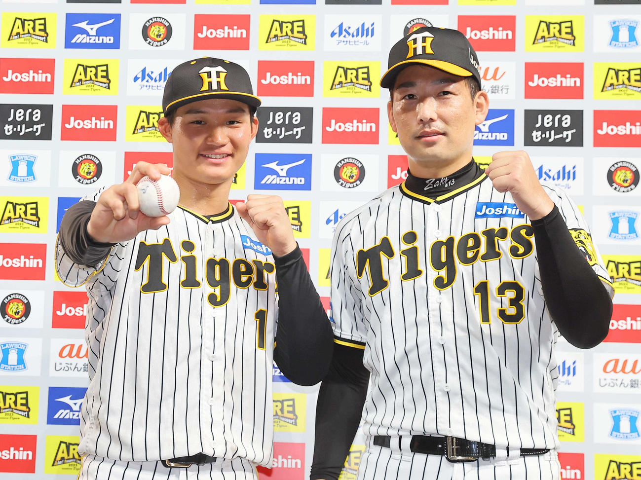 阪神対ヤクルト　プロ初本塁打を放った森下（左）とセーブをあげた岩崎はお立ち台で笑顔を見せる（撮影・上田博志）