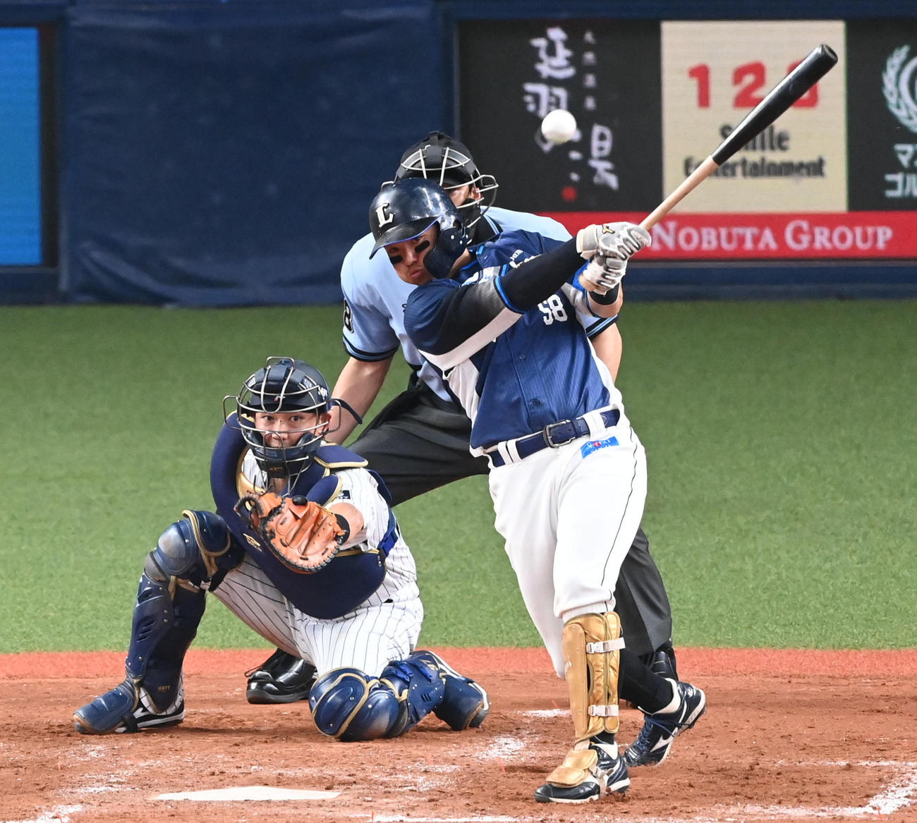 5回表西武2死満塁、左前2点適時打を放つ佐藤龍世（撮影・前岡正明）