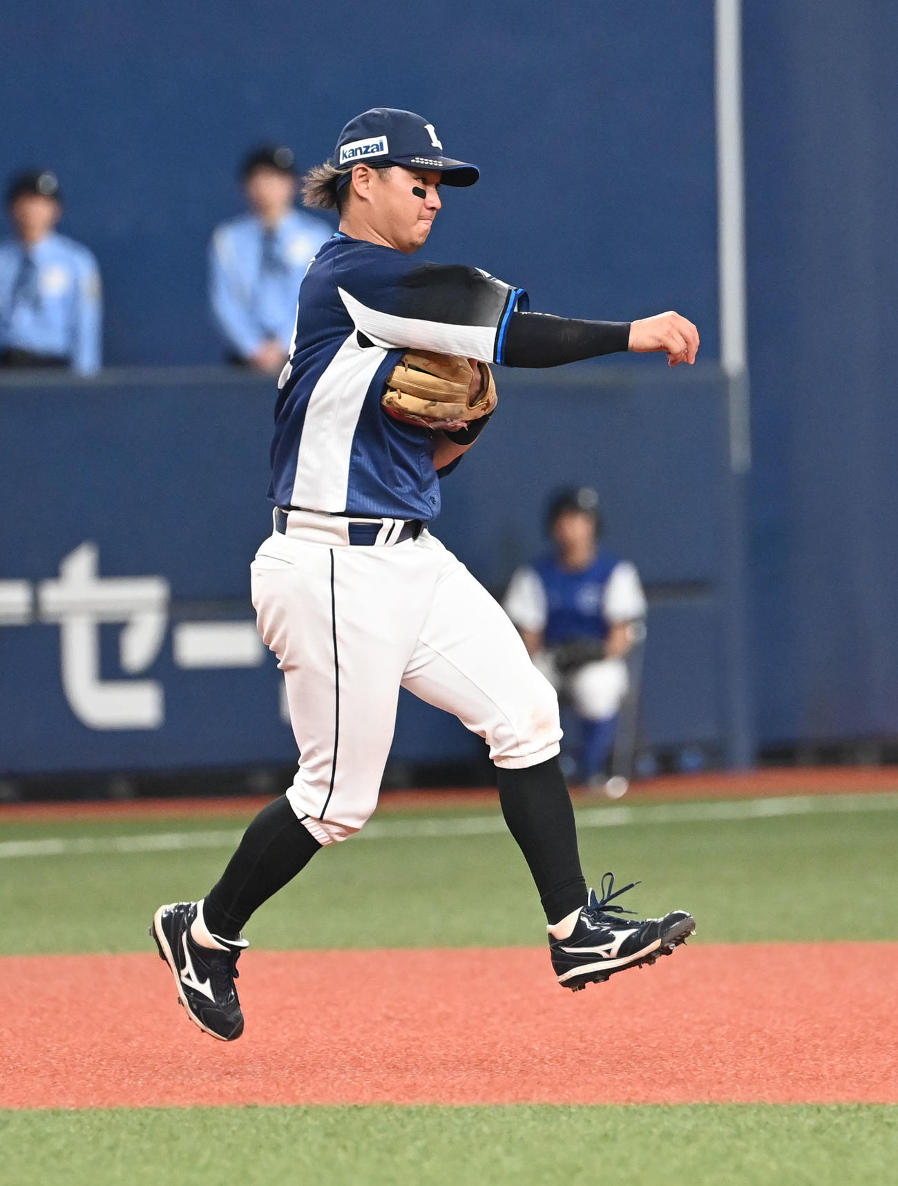 6回裏オリックス2死一、二塁、紅林の打球を二塁に悪送球する三塁手佐藤龍世（撮影・和賀正仁）