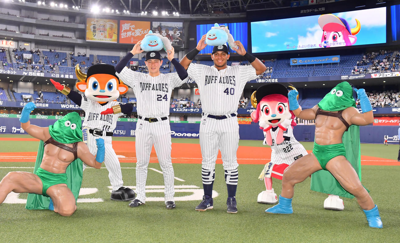 オリックス対西武　頭にスライムを乗せドラゴンクエストシリーズのキャラクター「カンダタ」とともにポーズを取る紅林（左）とセデーニョ（撮影・和賀正仁）