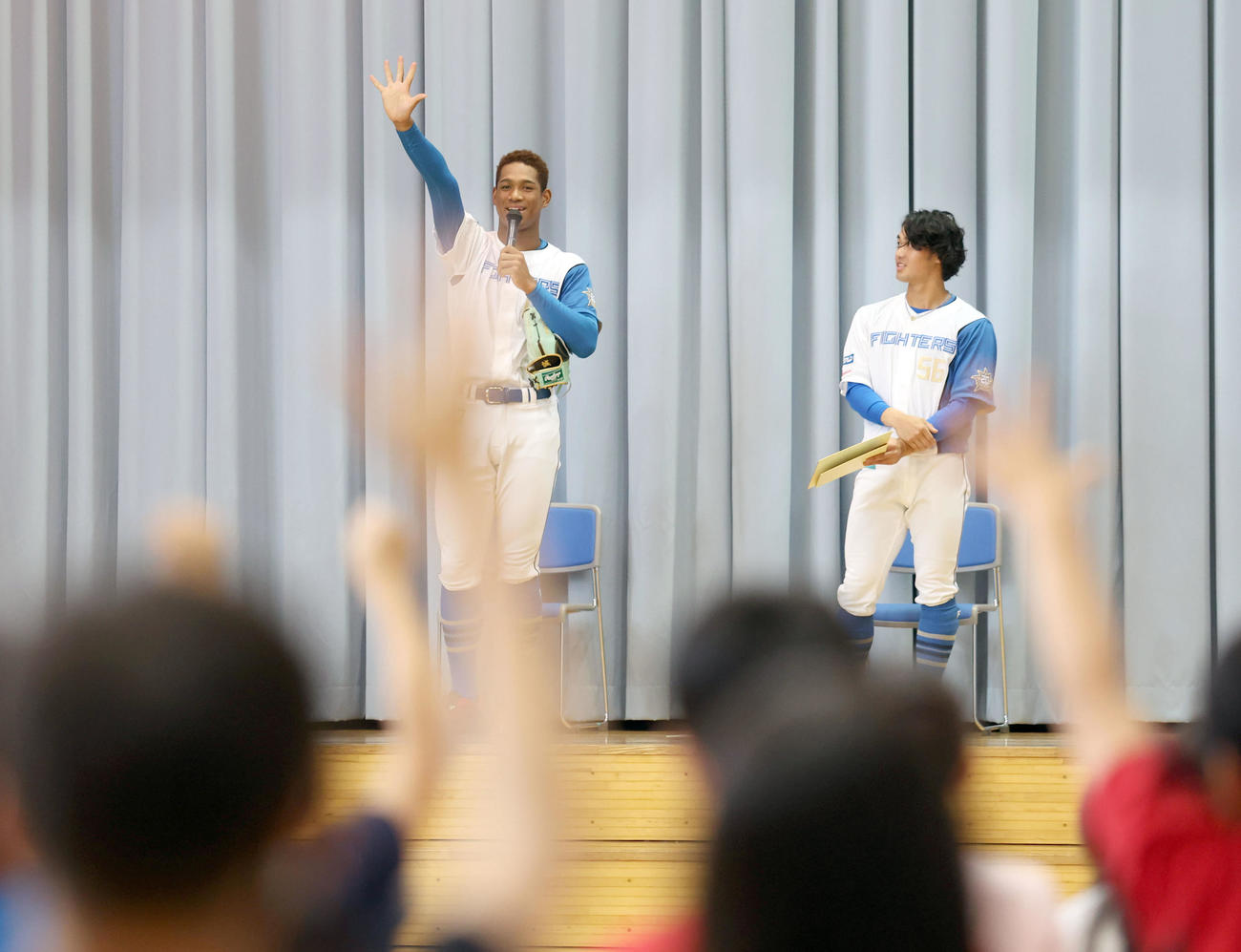 北広島西部小学校を訪れ児童たちとじゃんけんをする日本ハム万波（撮影・佐藤翔太）
