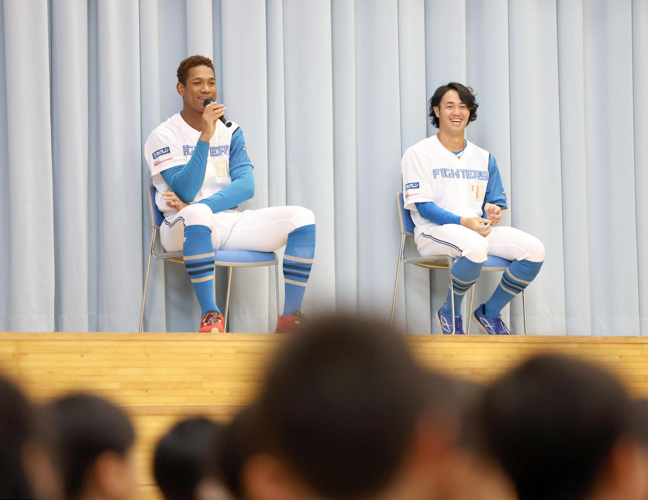 北広島西部小学校を訪れ児童から質問に応える日本ハム万波（左）と細川（撮影・佐藤翔太）
