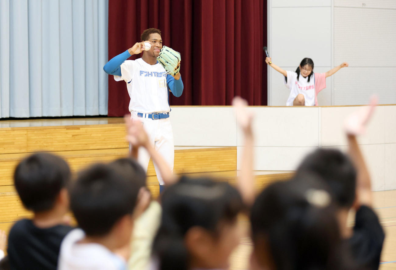 北広島西部小学校を訪れ児童たちにキャッチボールを披露する日本ハム万波（撮影・佐藤翔太）